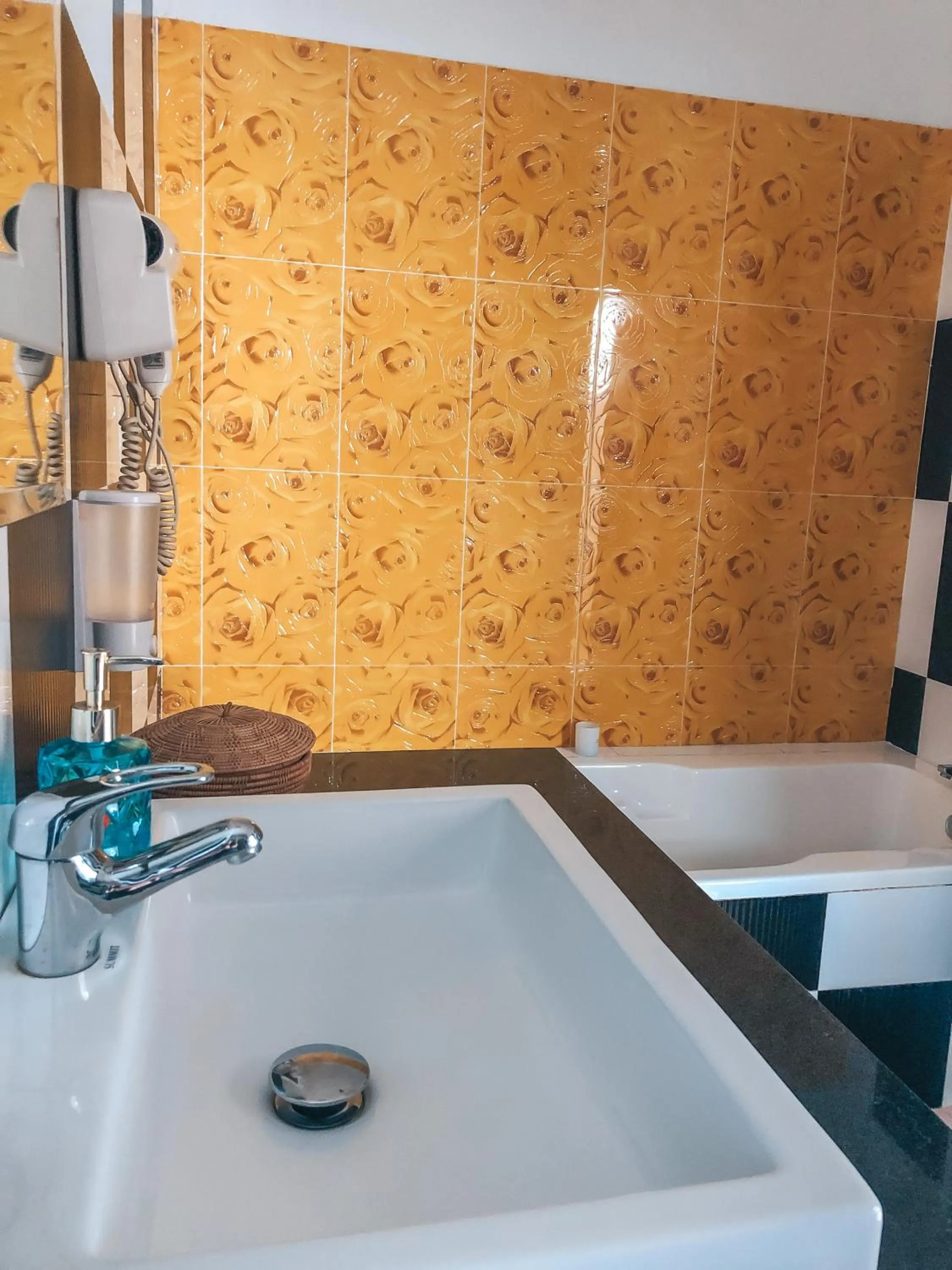 Bathroom, Bed in The Bygone