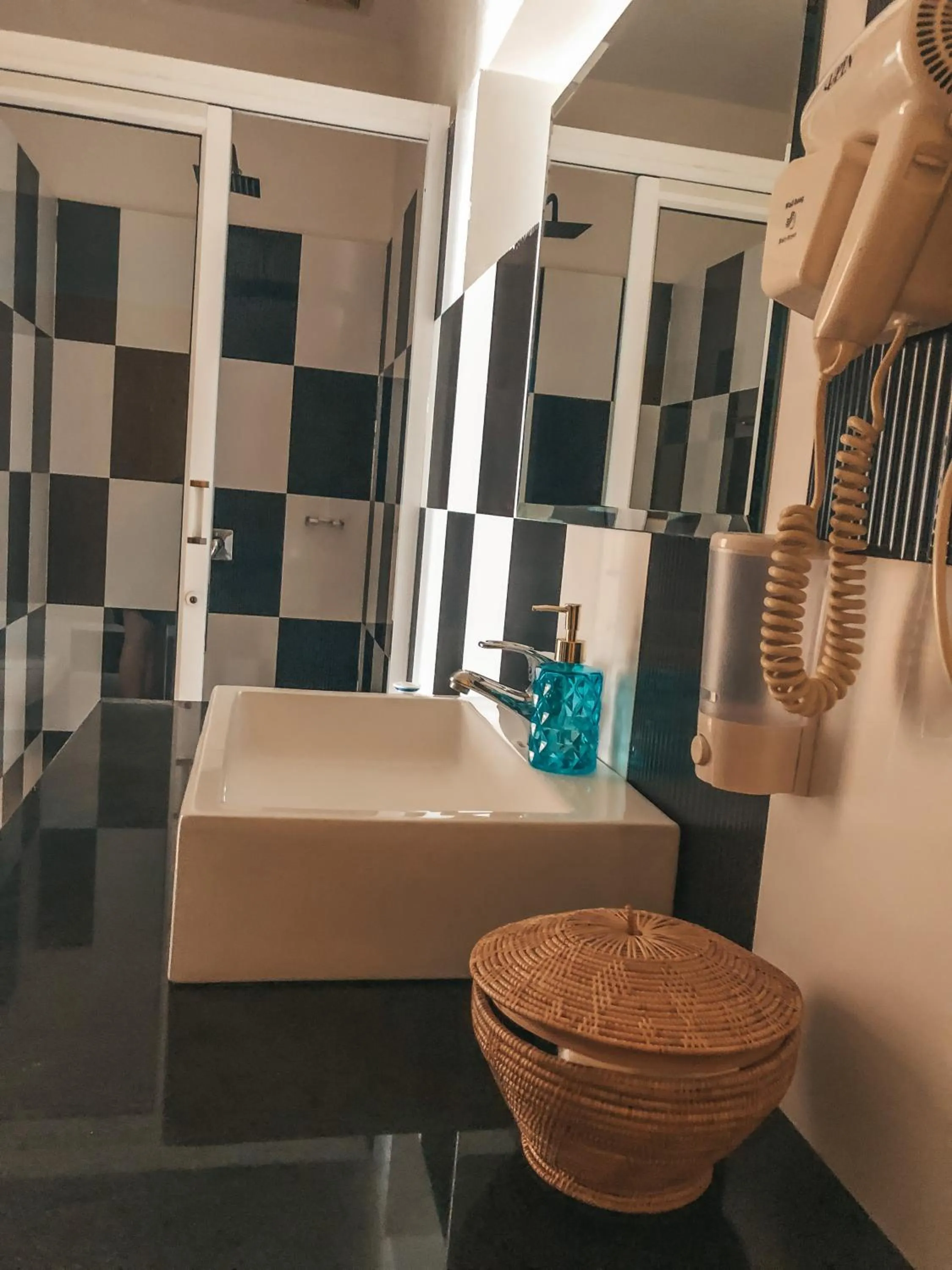 Bathroom, Bed in The Bygone