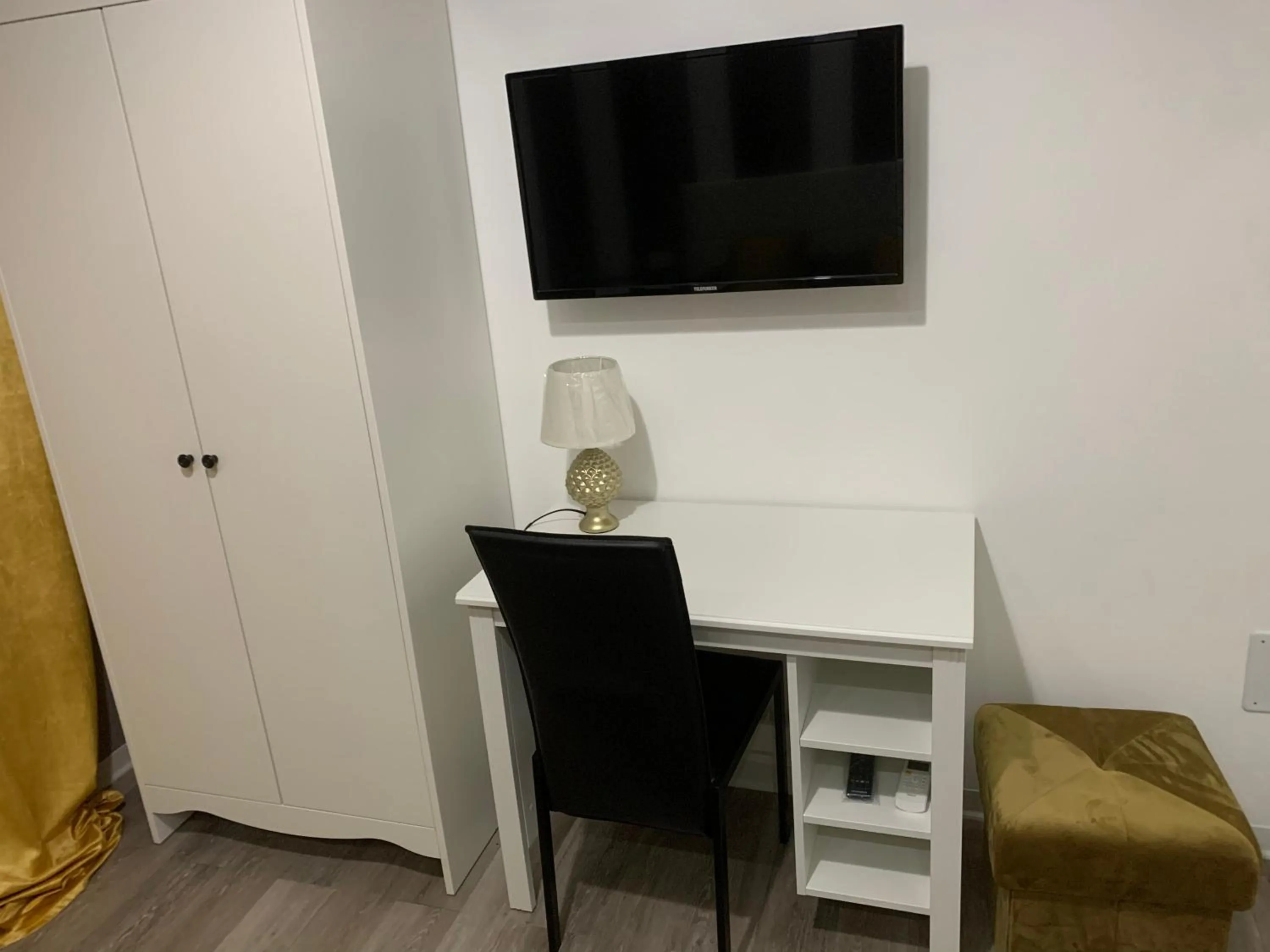 TV and multimedia, TV/Entertainment Center in B&B Ramura