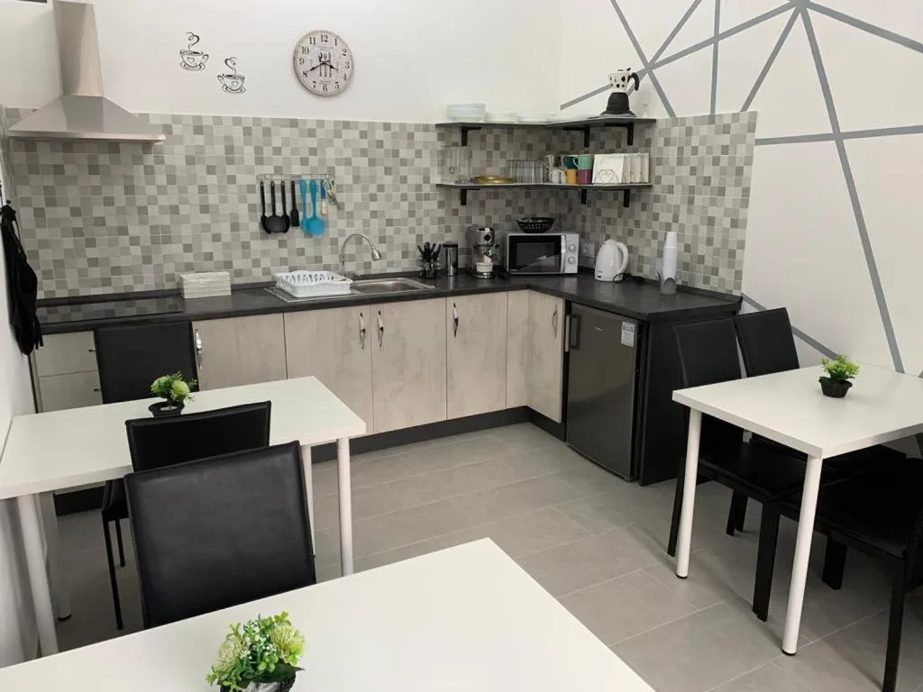 Seating area, Kitchen/Kitchenette in B&B Ramura