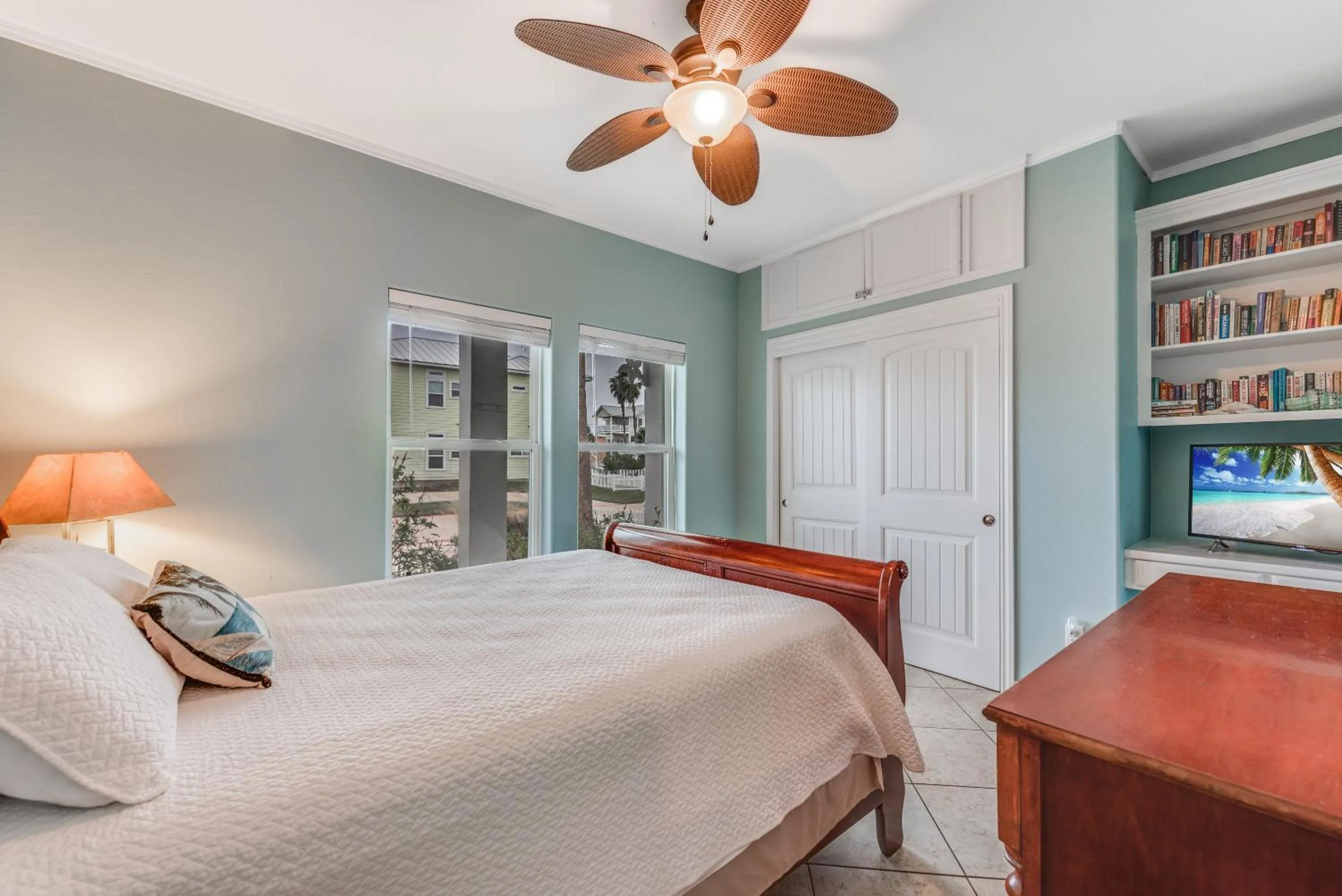 Property building, Bed in Sandy Cheeks