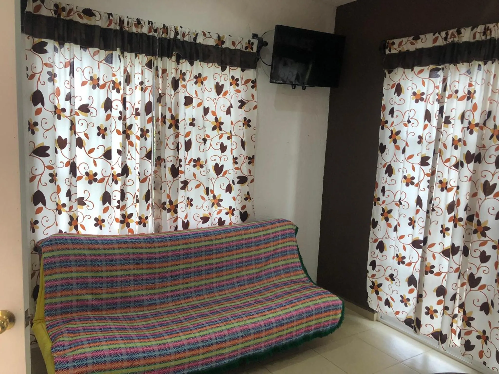 Photo of the whole room in Los Robles