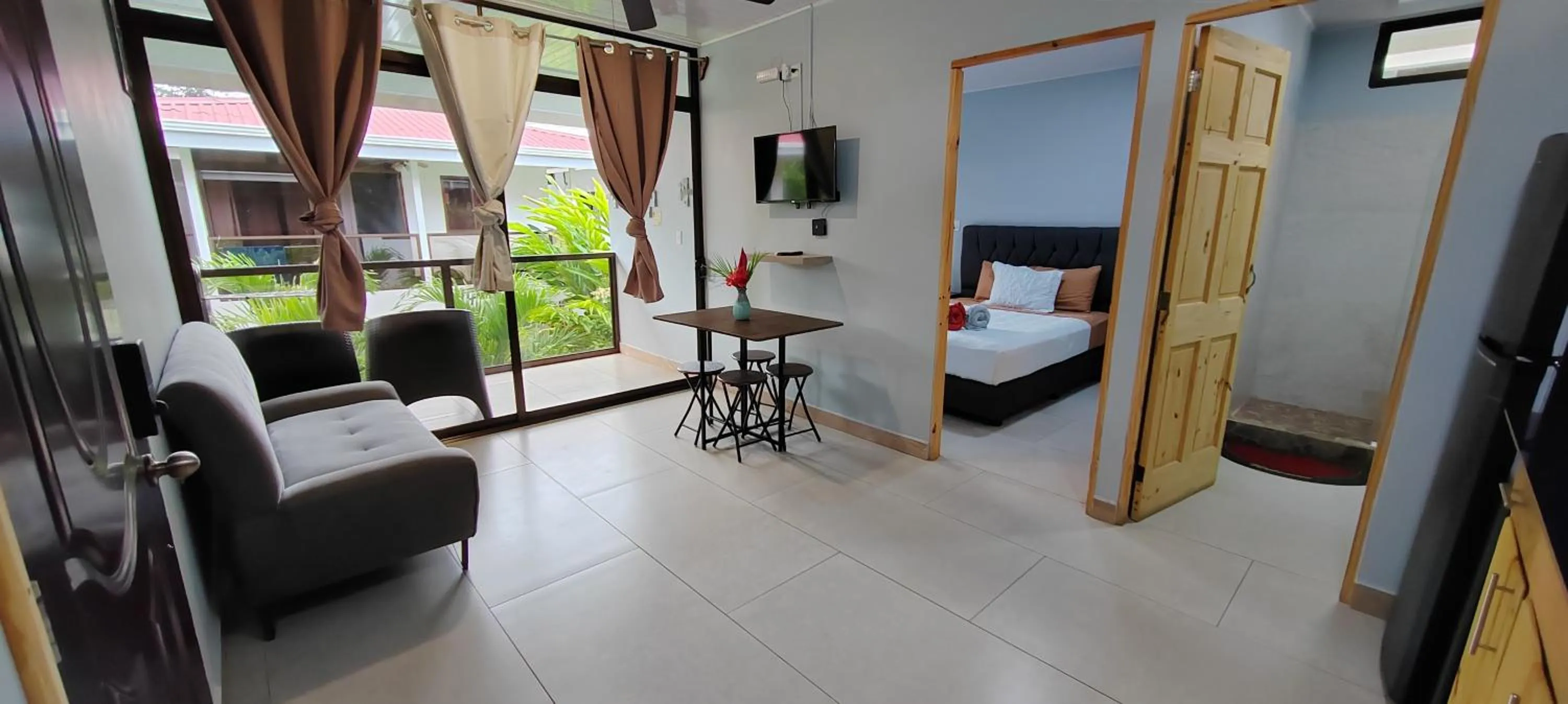 Communal lounge/ TV room, Bed in Ballena Rey Hotel