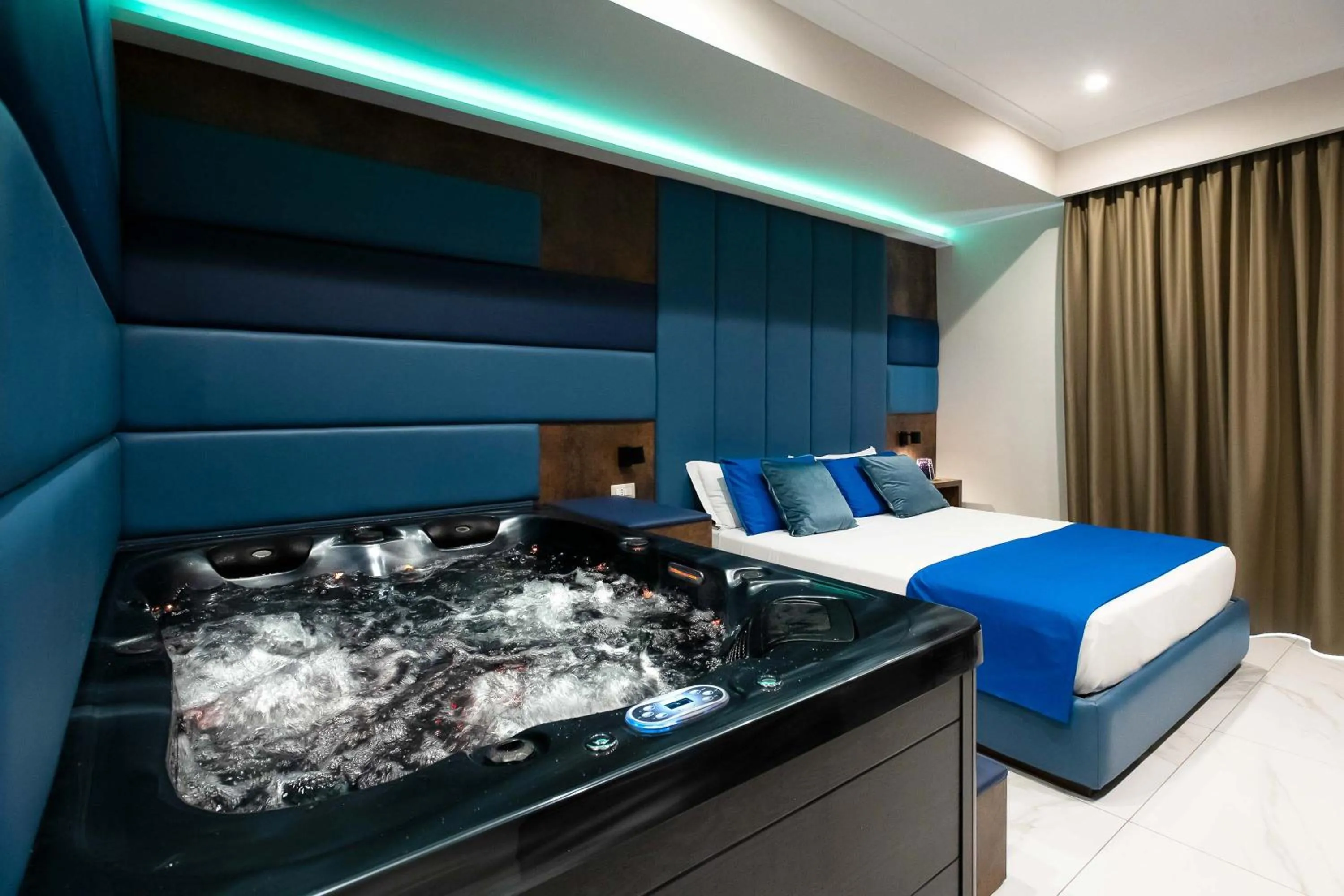 Dining area, Bed in Imperatrice Suites