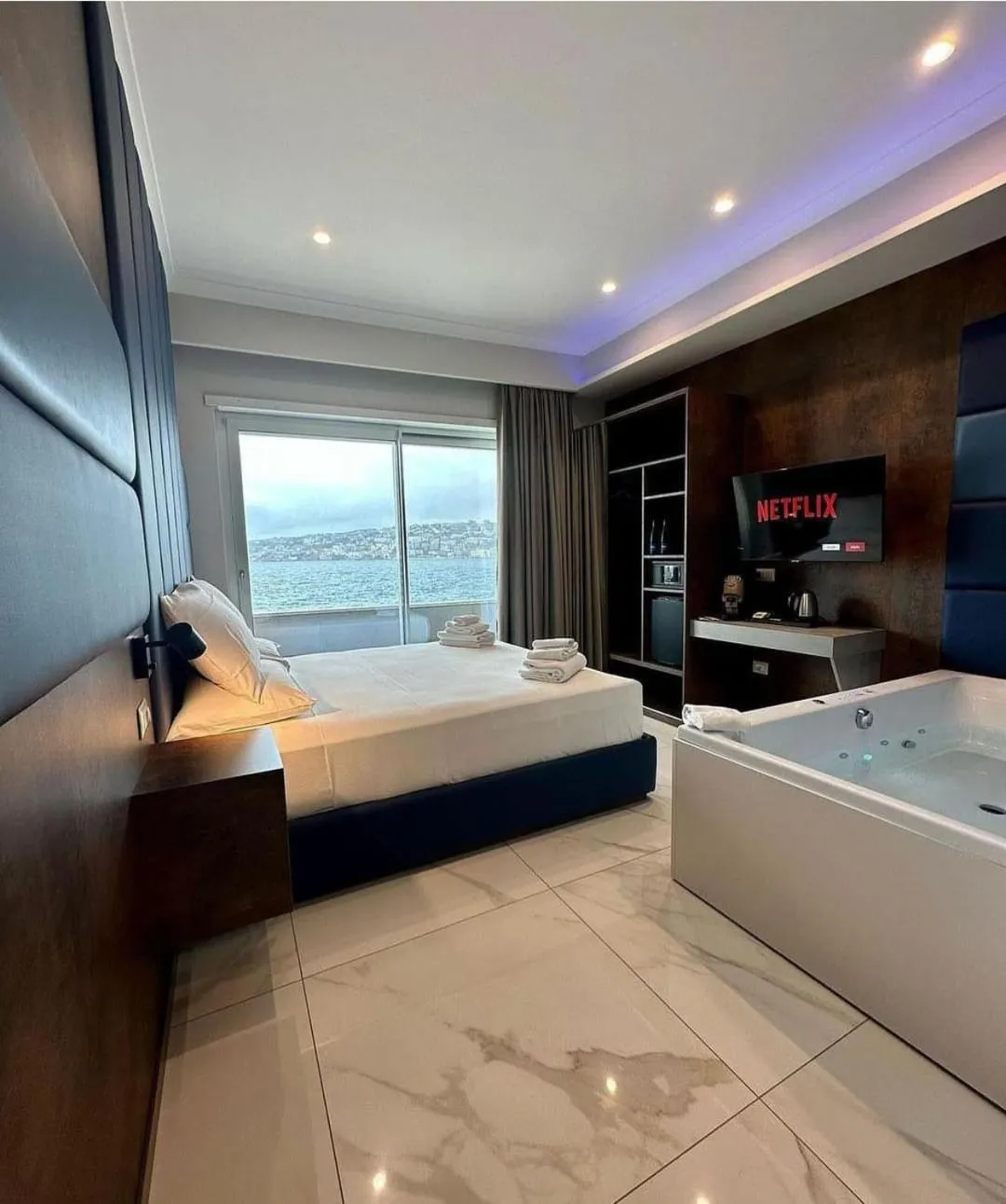 Hot Tub, Bed in Imperatrice Suites