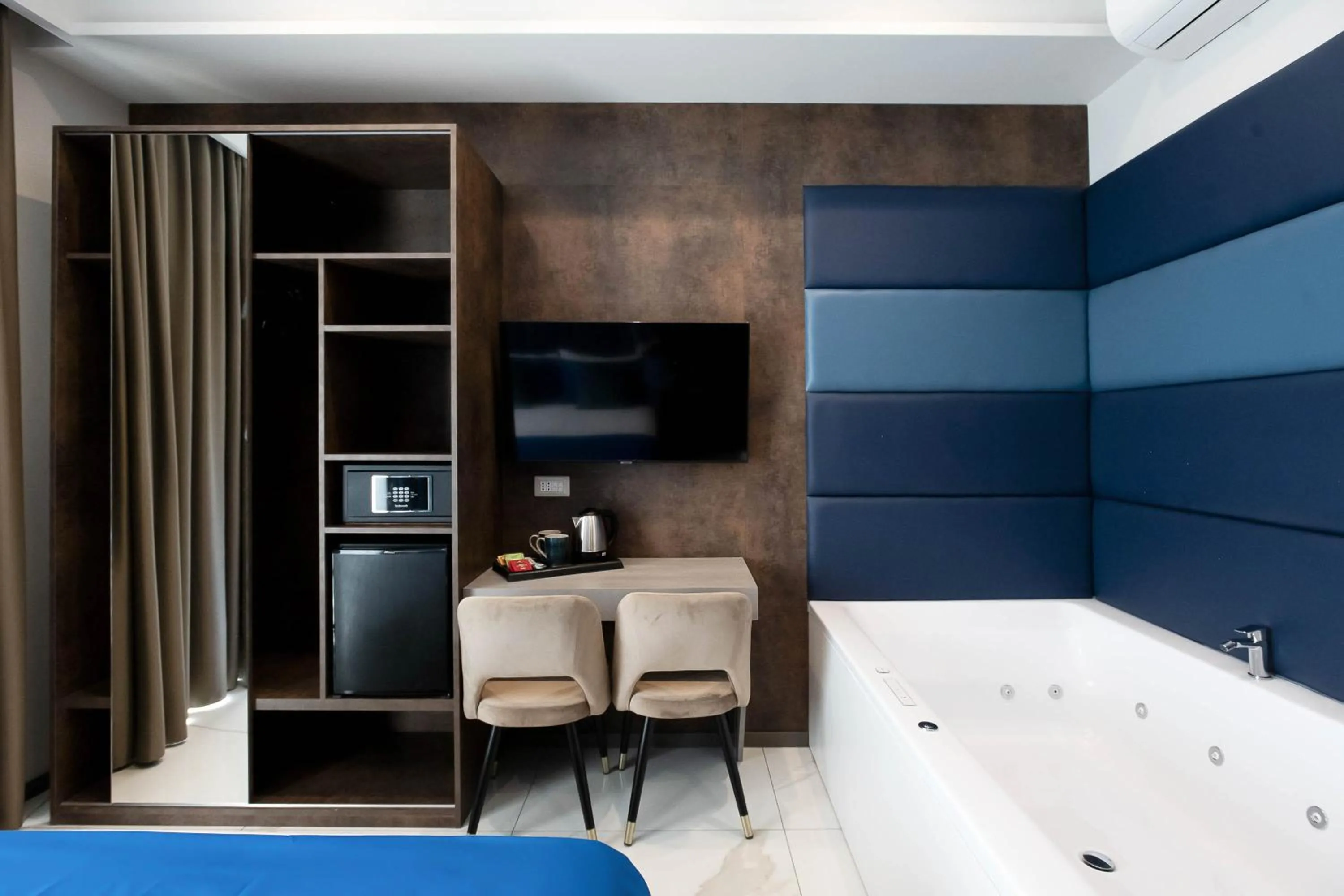 Hot Tub, Bed in Imperatrice Suites