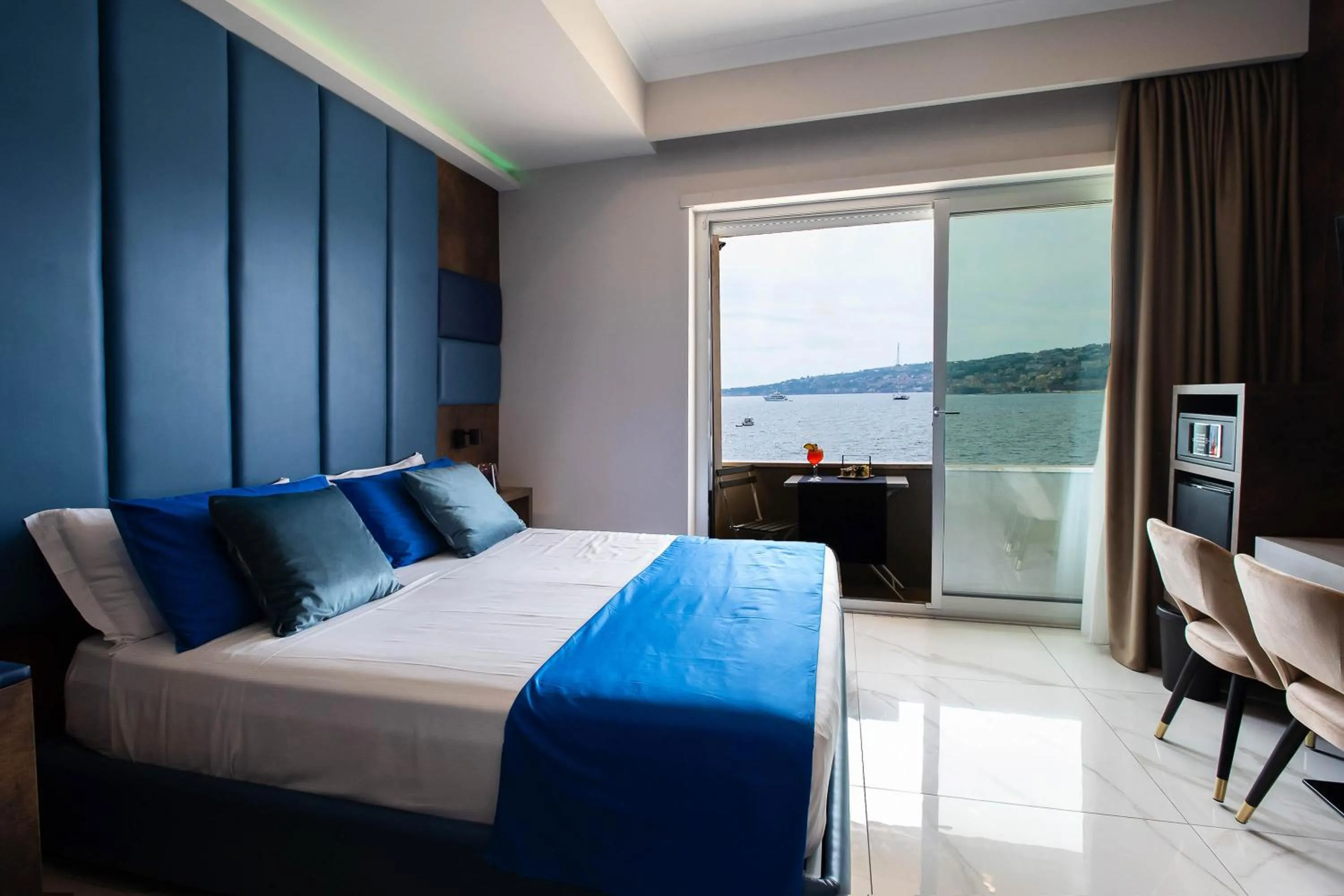 Photo of the whole room, Bed in Imperatrice Suites