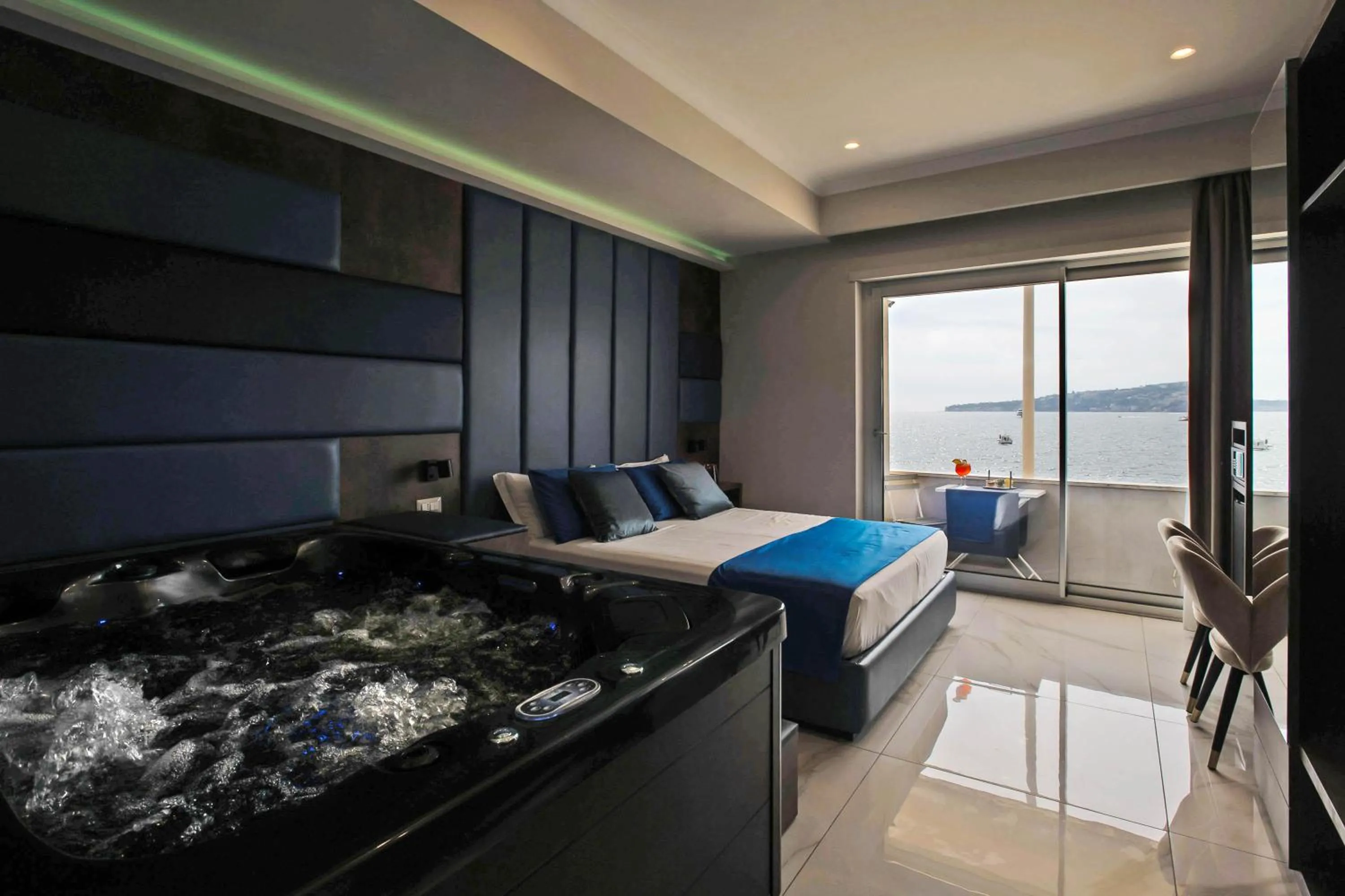 Photo of the whole room, Bed in Imperatrice Suites