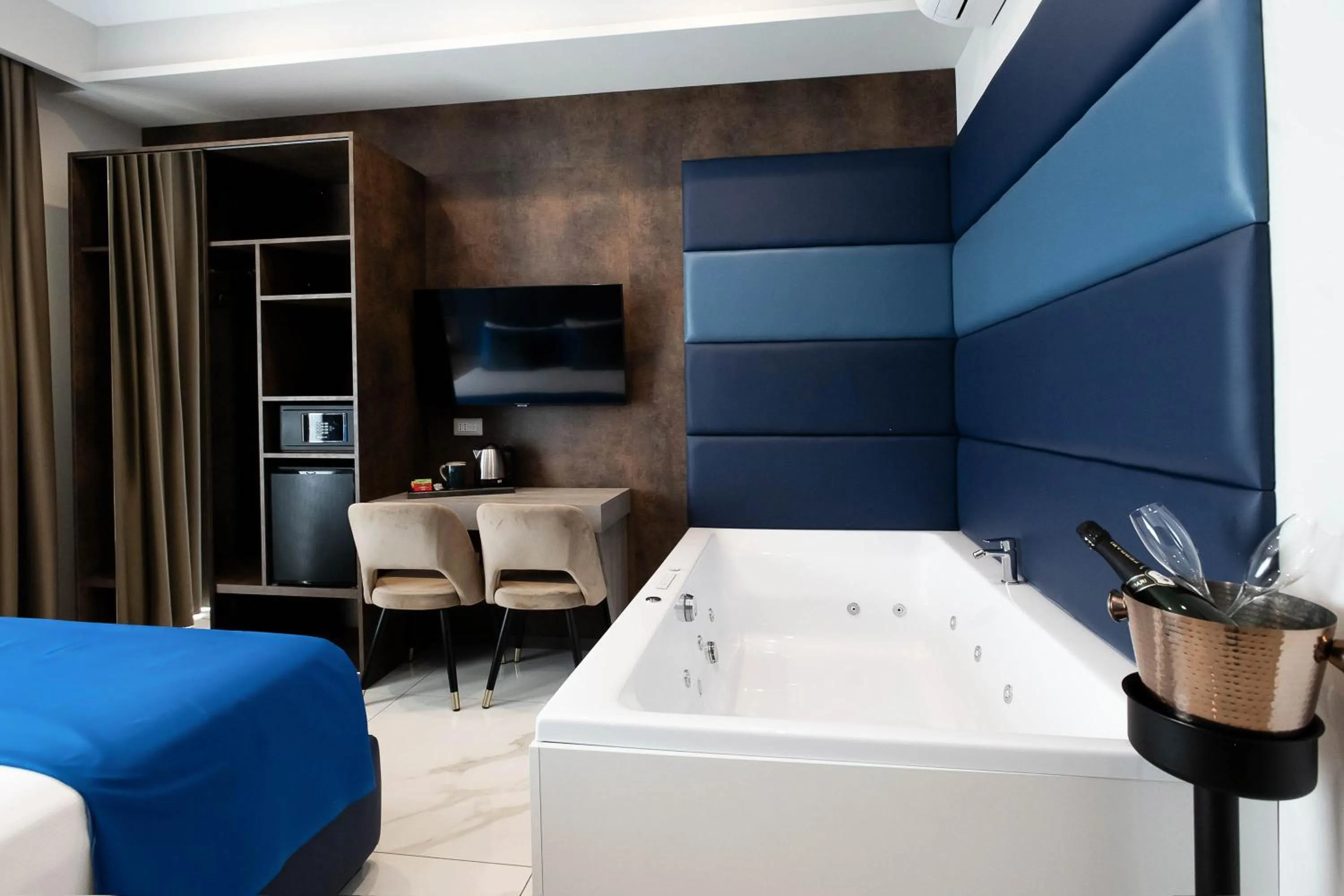 Hot Tub, Bed in Imperatrice Suites