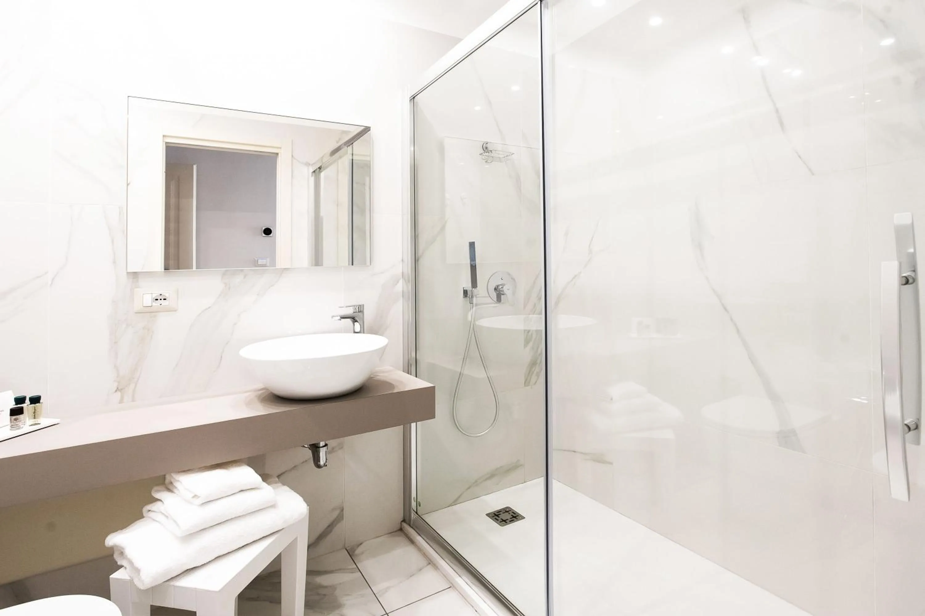 Shower in Imperatrice Suites