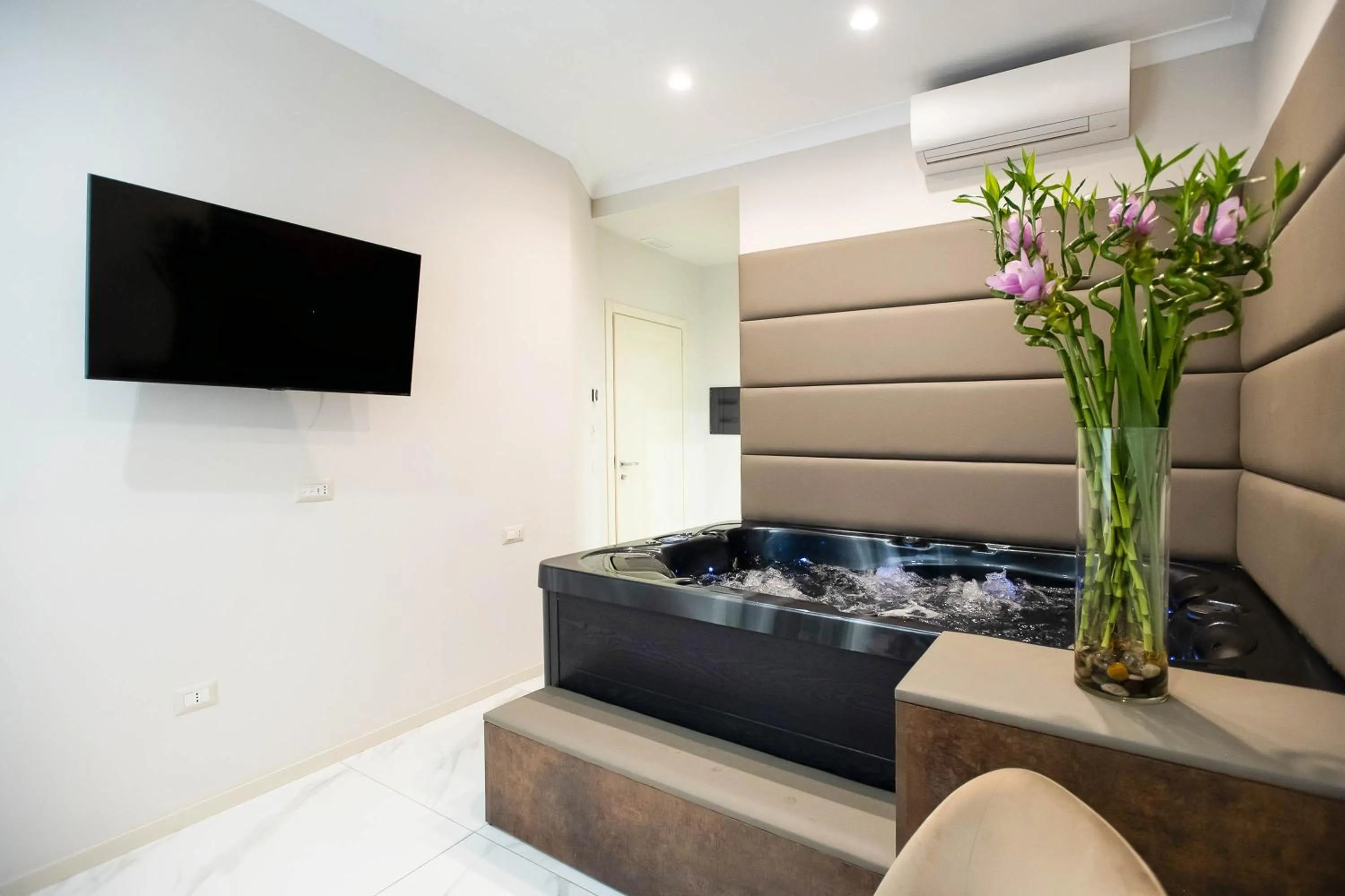 Swimming pool in Imperatrice Suites