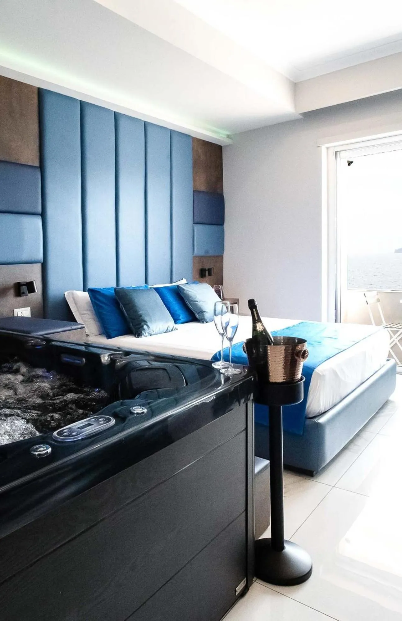 Hot Tub in Imperatrice Suites