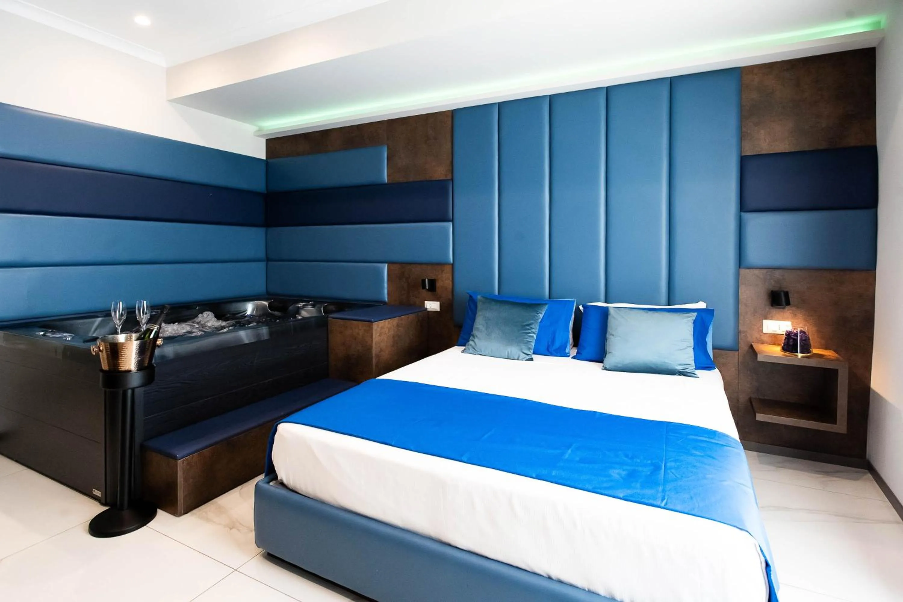 Photo of the whole room, Bed in Imperatrice Suites