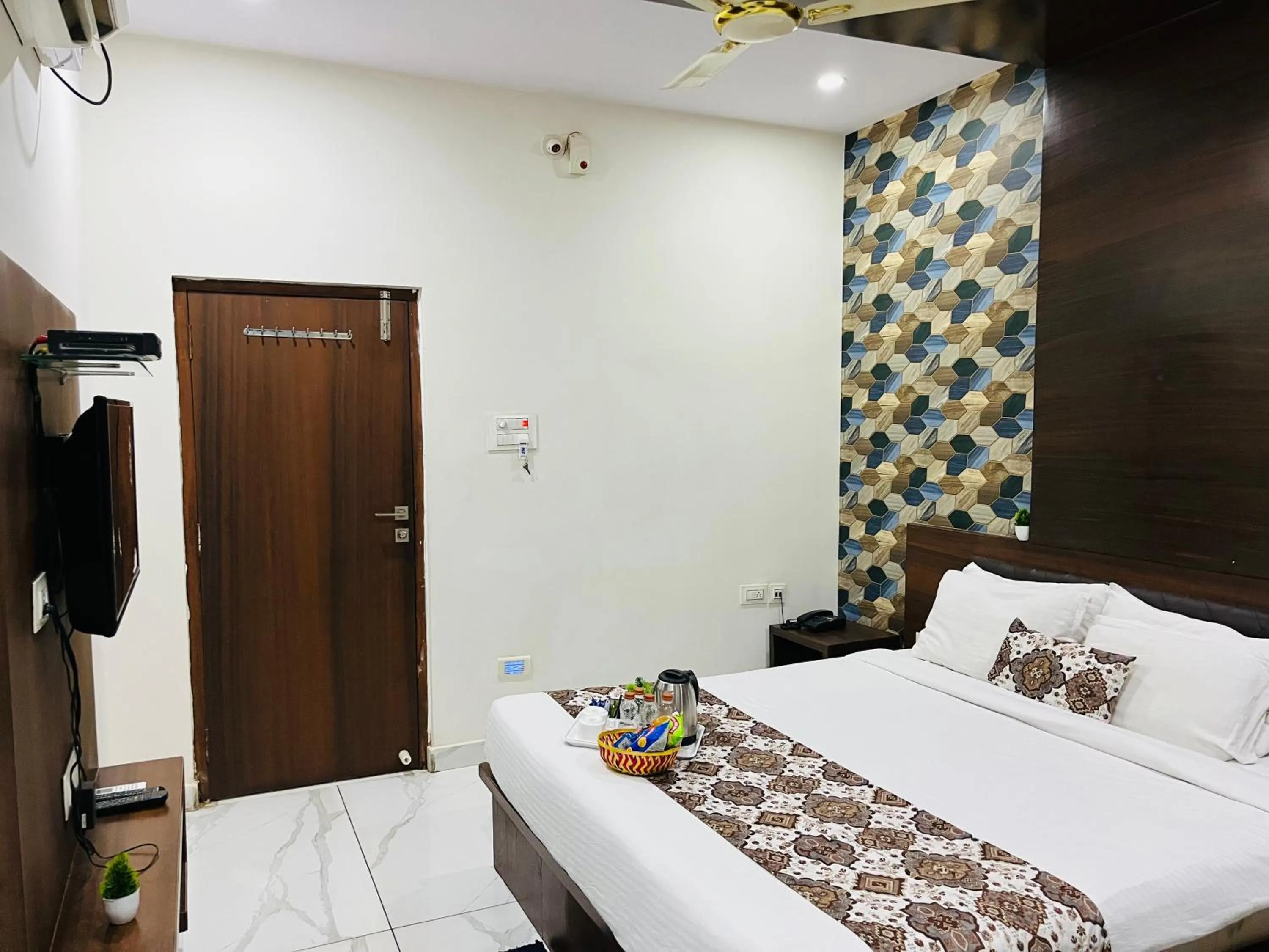 Photo of the whole room, Bed in Hotel Plaza Hyderabad Airport Zone