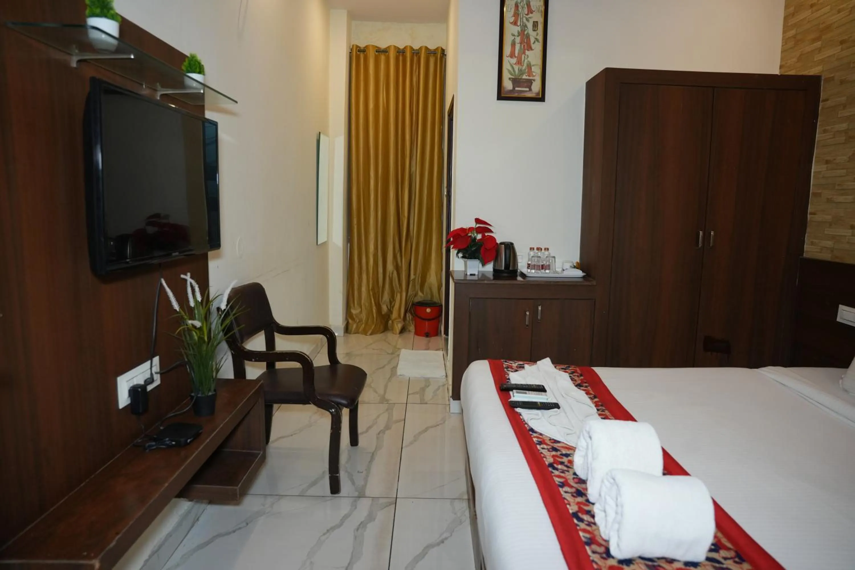 TV and multimedia, Bed in Hotel Plaza Hyderabad Airport Zone