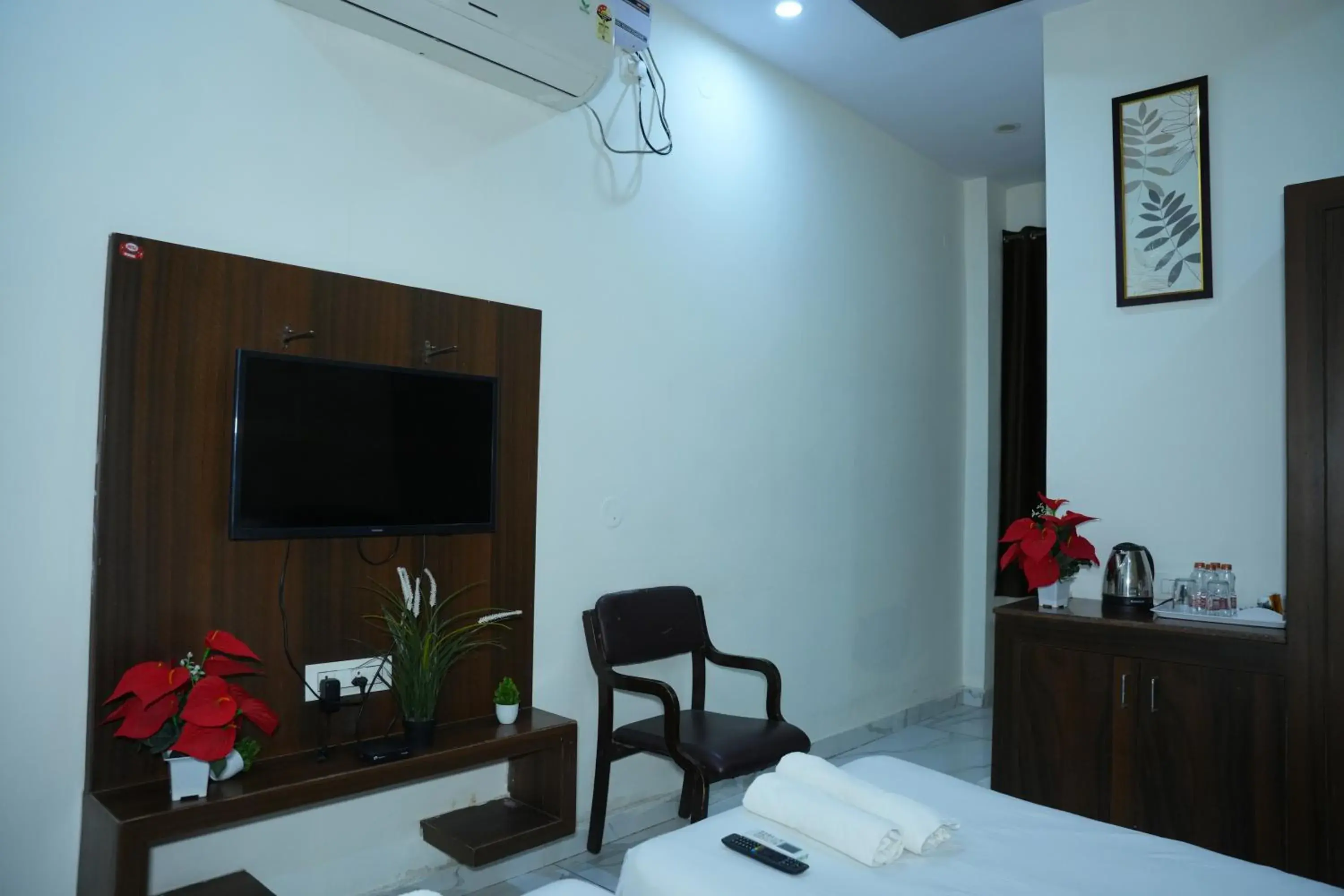 King Room (10% off on food) - single occupancy in Hotel Plaza Hyderabad Airport Zone King Room (10% off on food) - single occupancy in Hotel Plaza Hyderabad Airport Zone