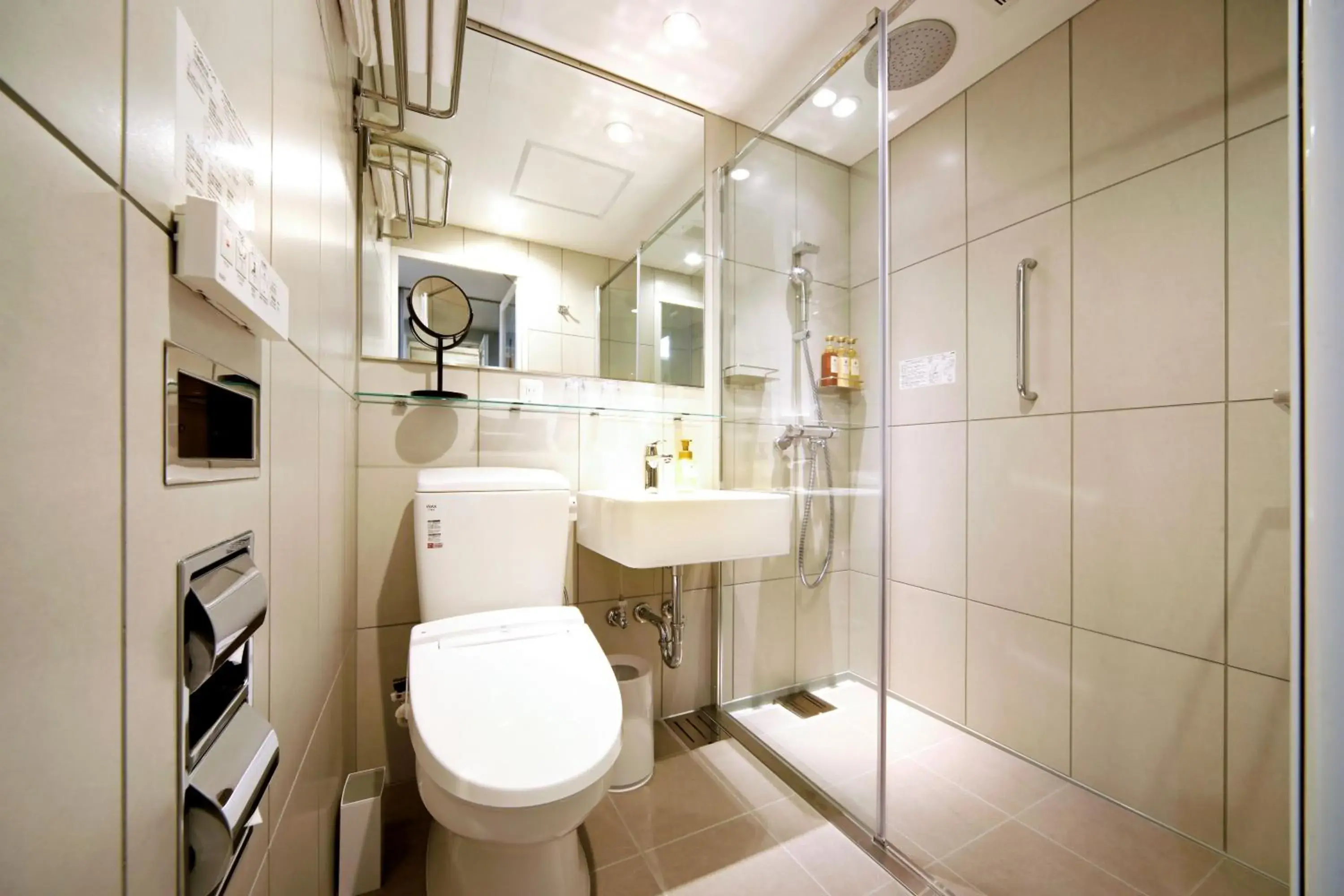 Superior Twin Room with City View in Travelodge Sapporo Susukino Superior Twin Room with City View in Travelodge Sapporo Susukino