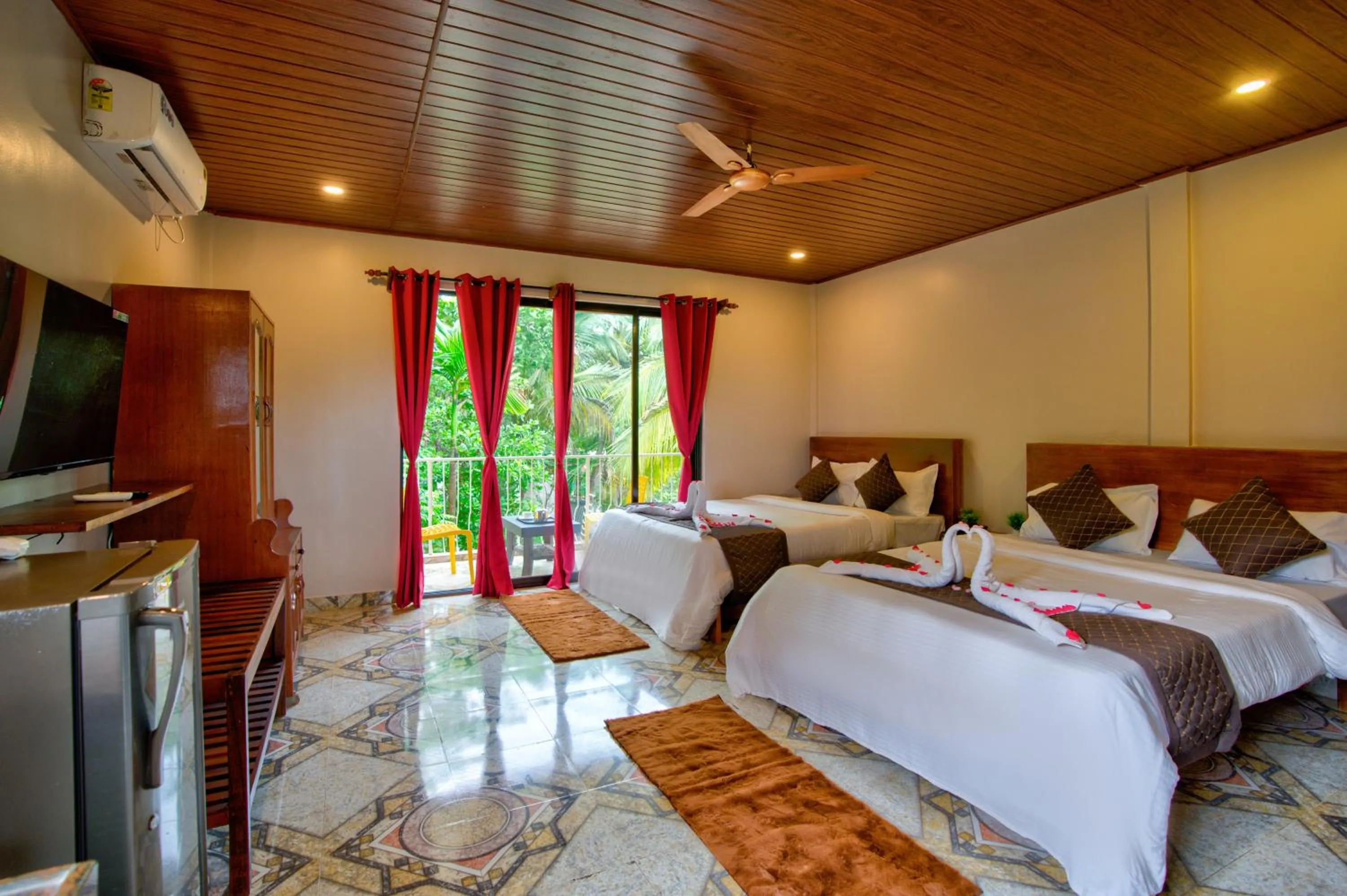 Communal lounge/ TV room in La Station Resort Vagator