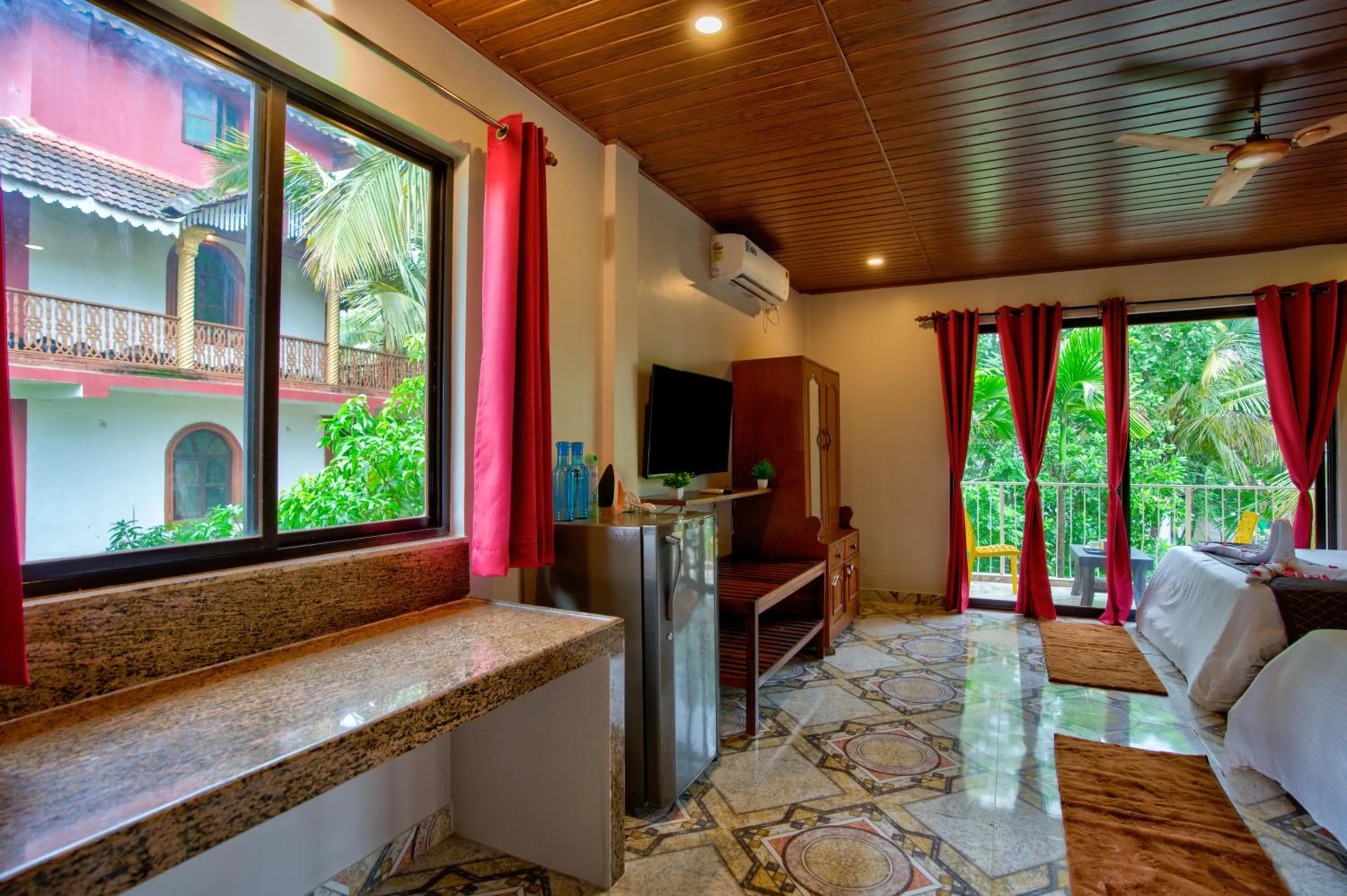 Communal lounge/ TV room in La Station Resort Vagator