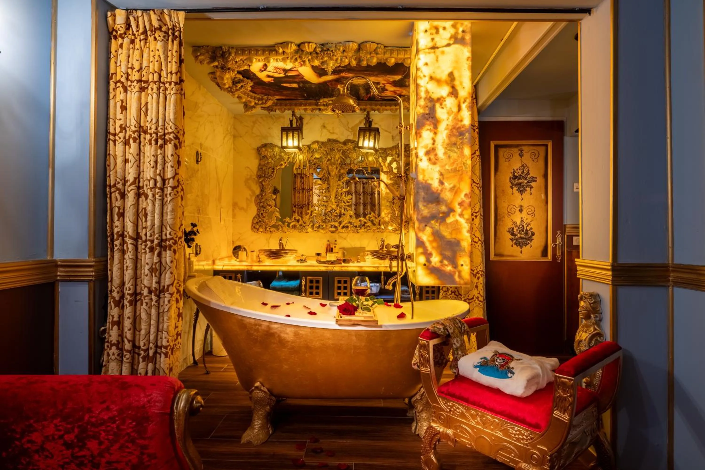 Hot Tub in Hôtel Pirates World