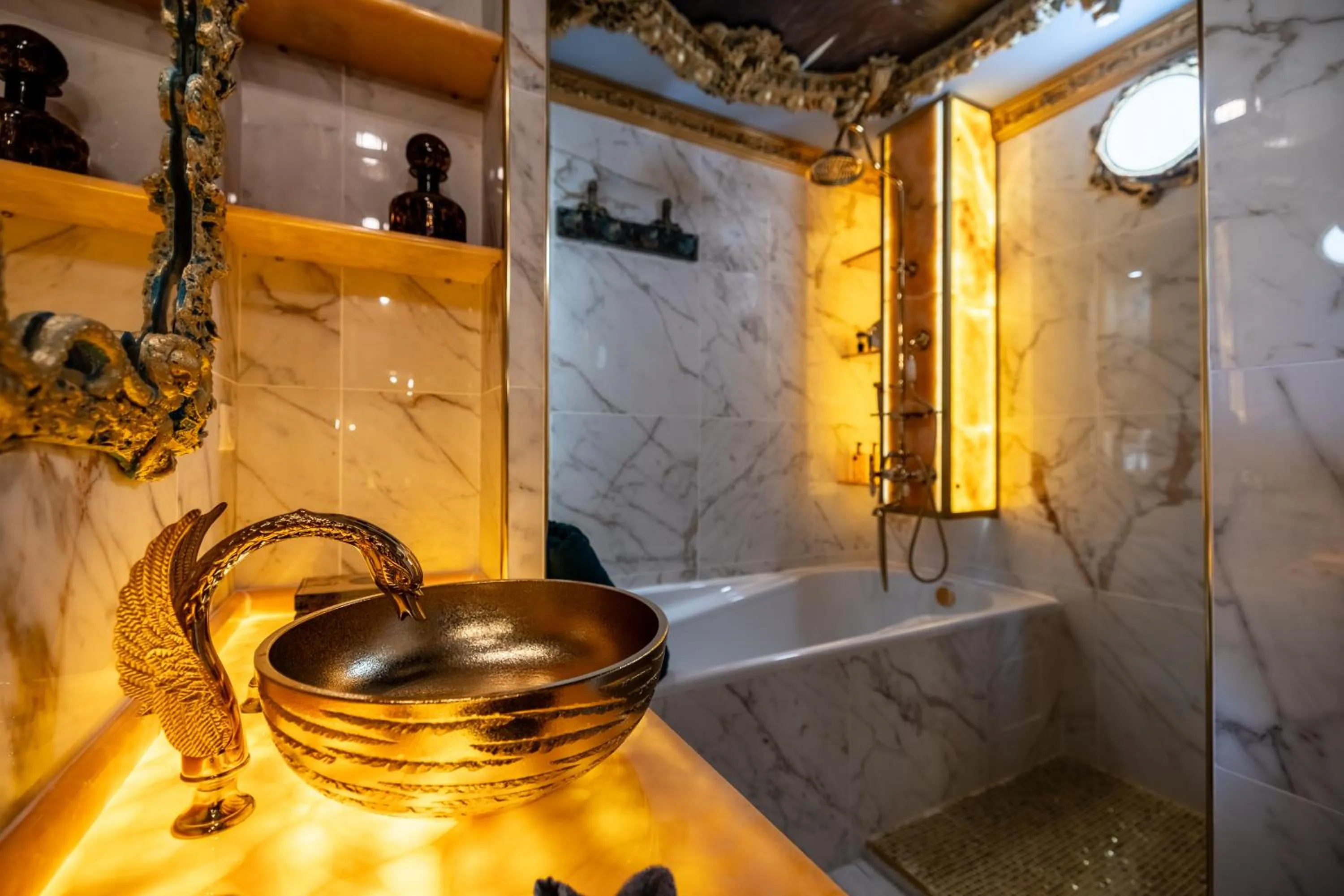 Shower in Hôtel Pirates World