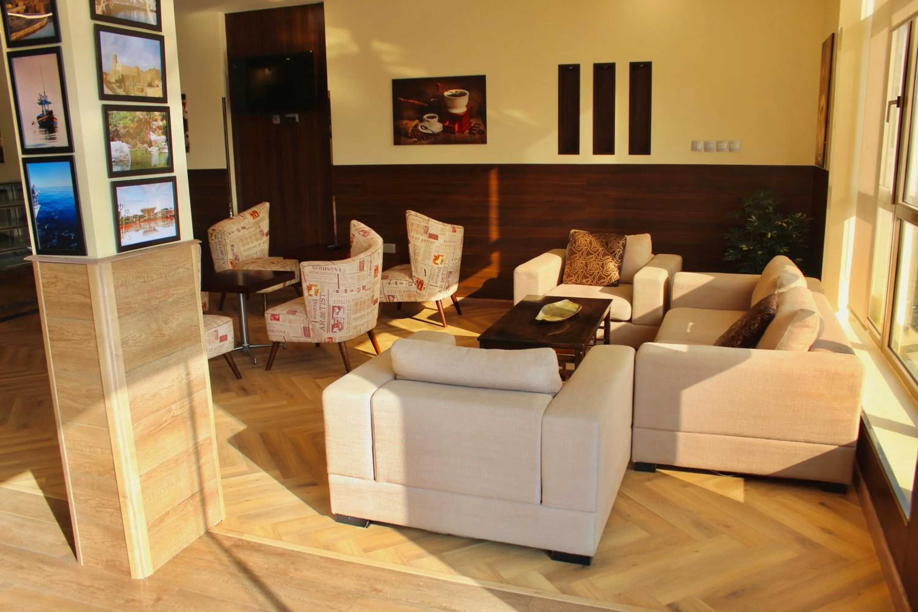 Communal lounge/ TV room in Weekdays Hotel