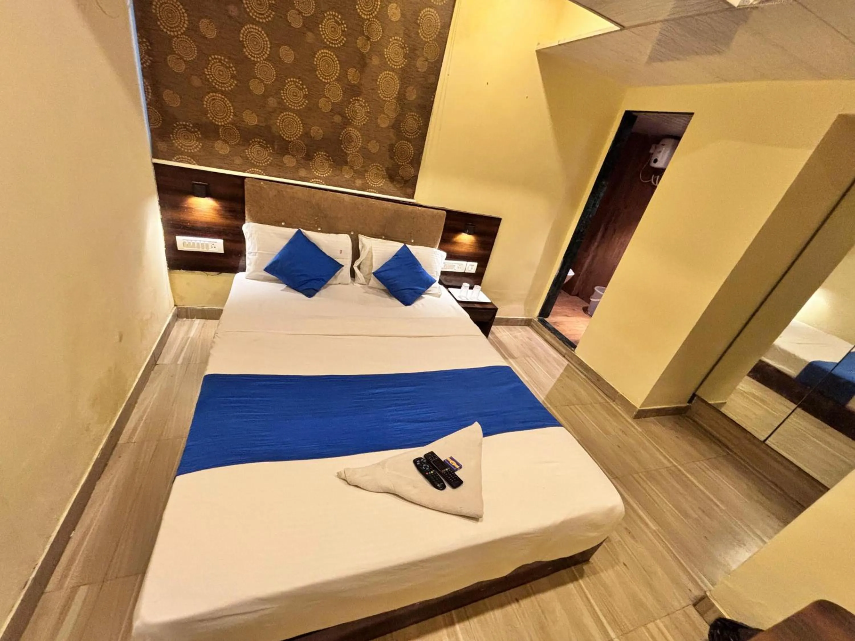 Bedroom, Bed in HOTEL SIGNATURE INN