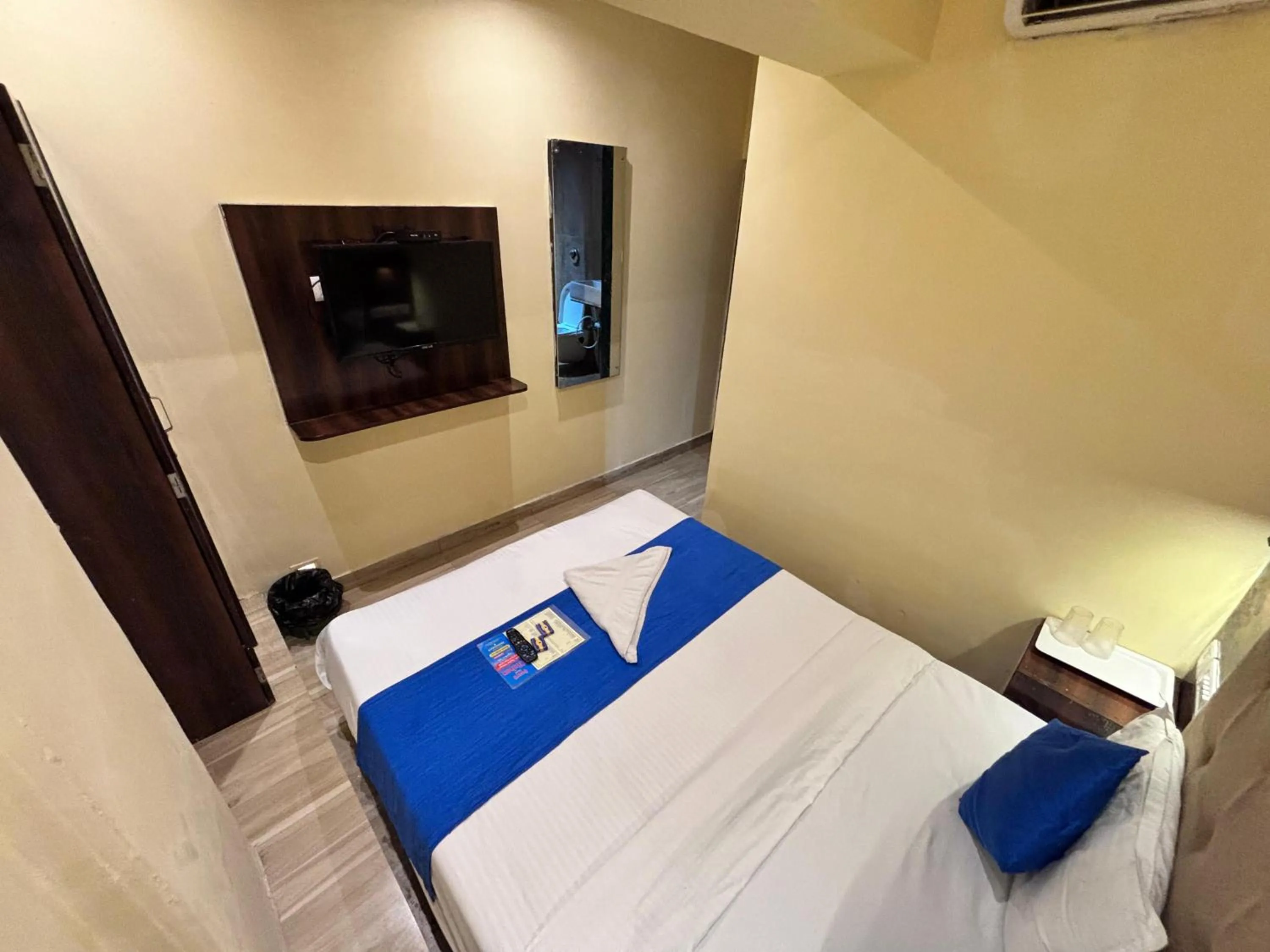 Bedroom, Bed in HOTEL SIGNATURE INN