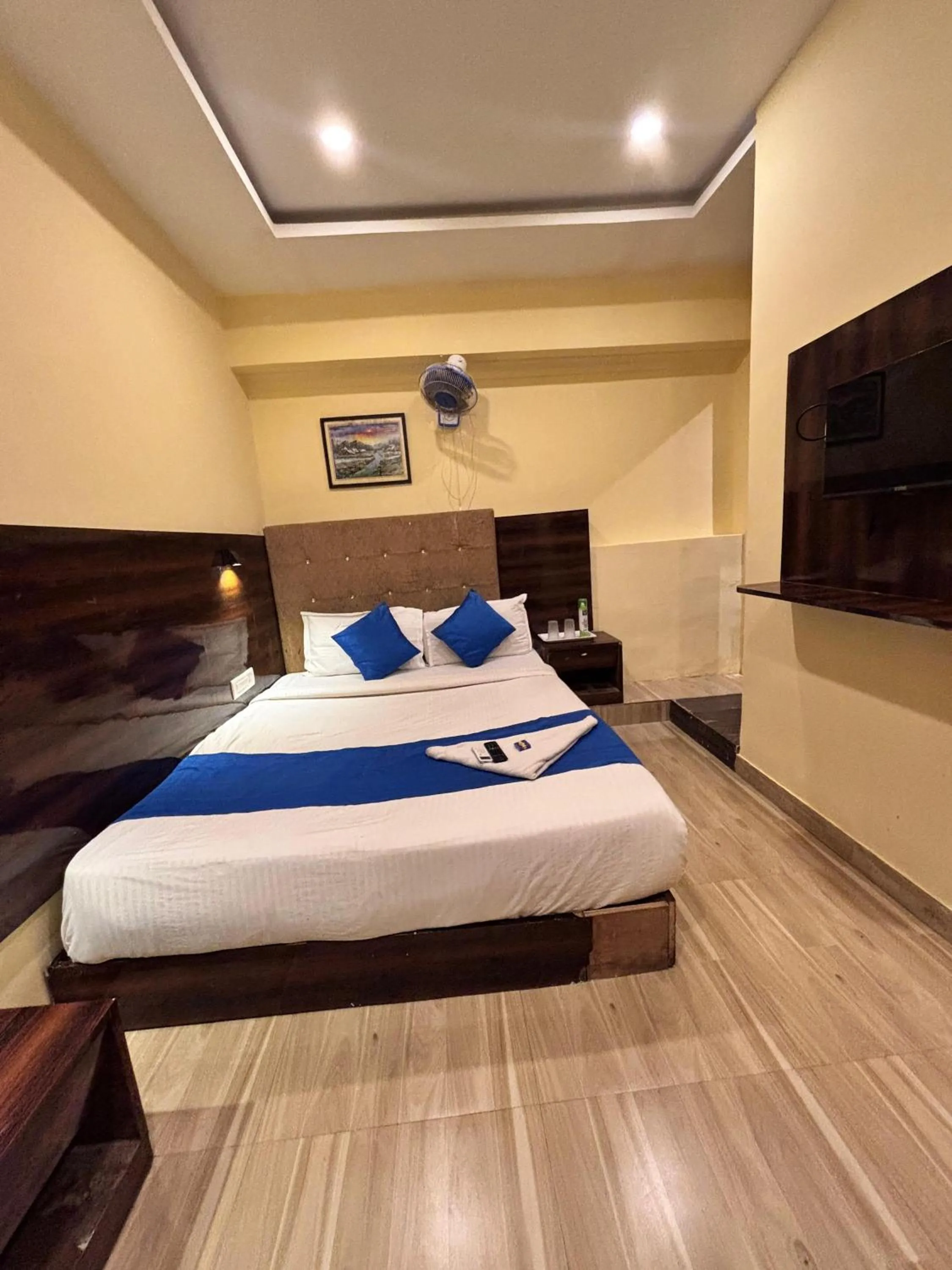 Bedroom, Bed in HOTEL SIGNATURE INN