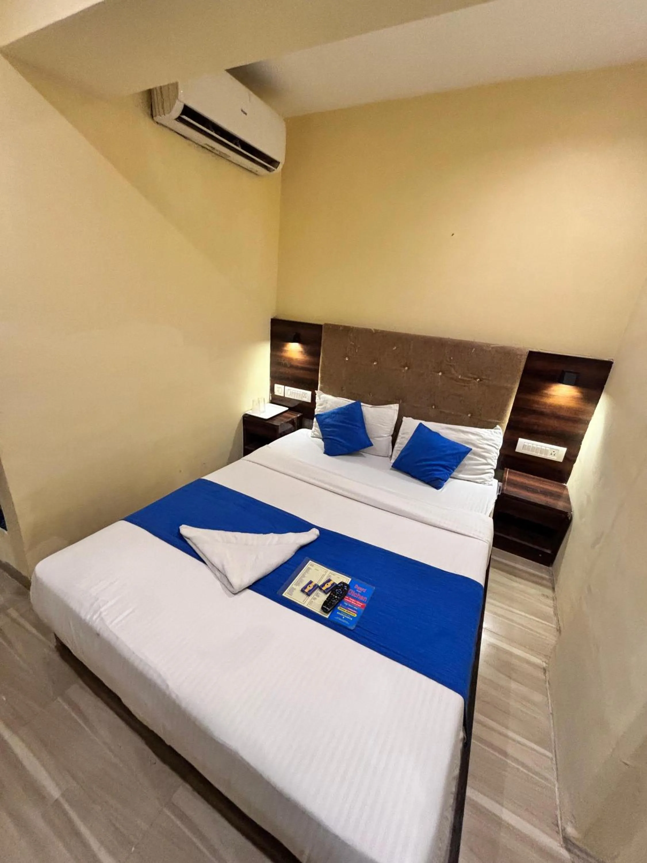 Bedroom, Bed in HOTEL SIGNATURE INN