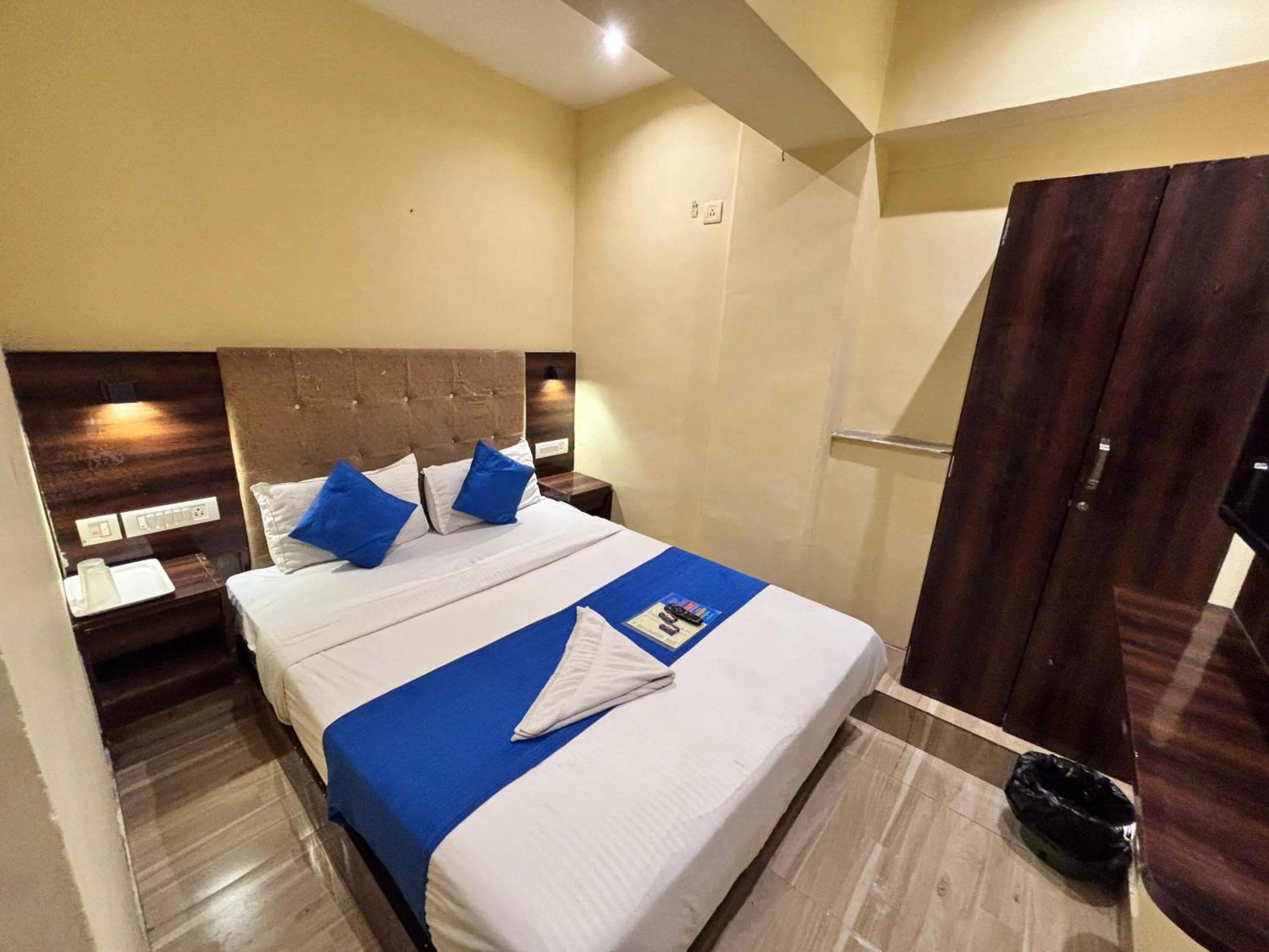 Bedroom, Bed in HOTEL SIGNATURE INN