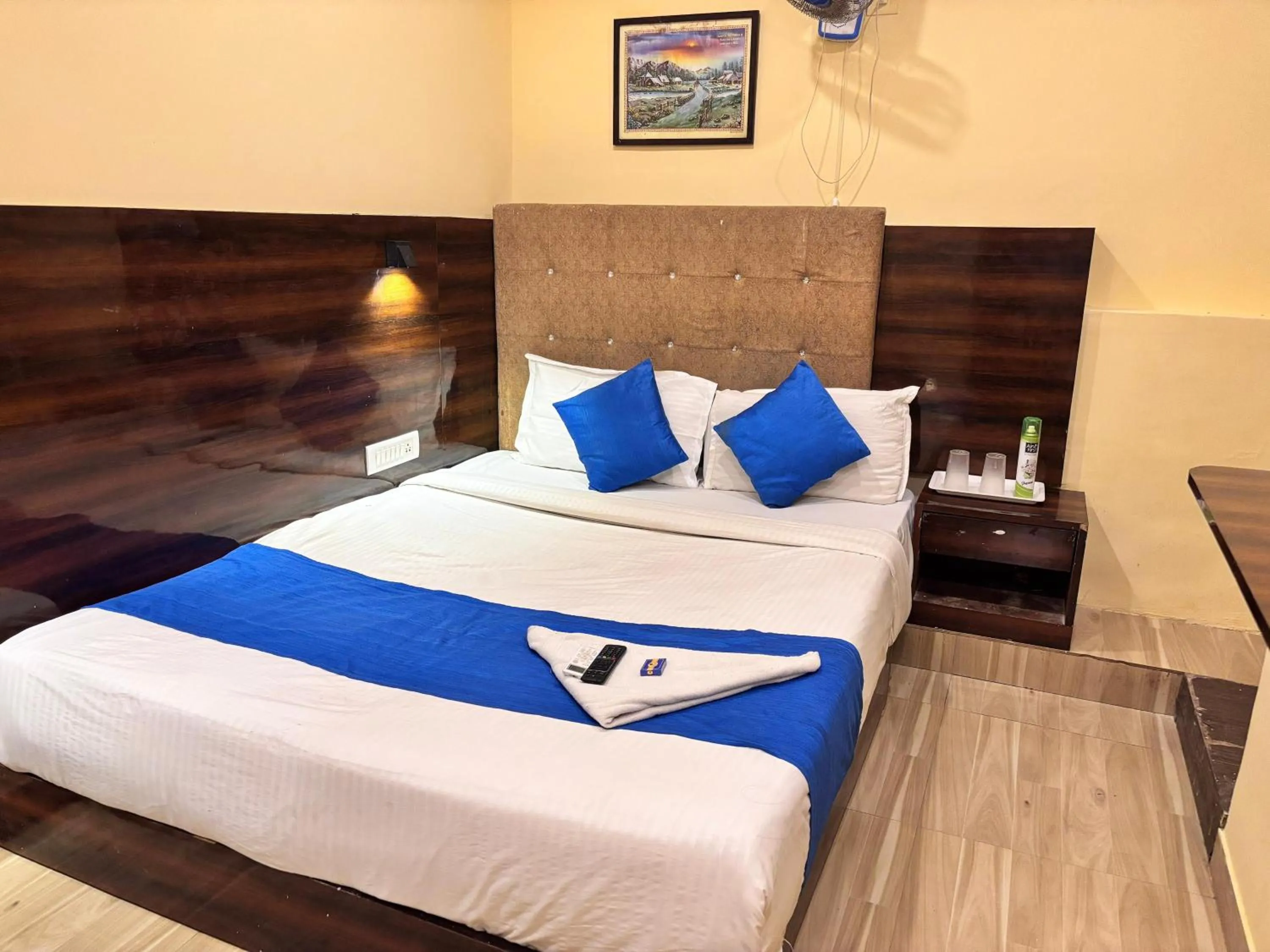 Bedroom, Bed in HOTEL SIGNATURE INN