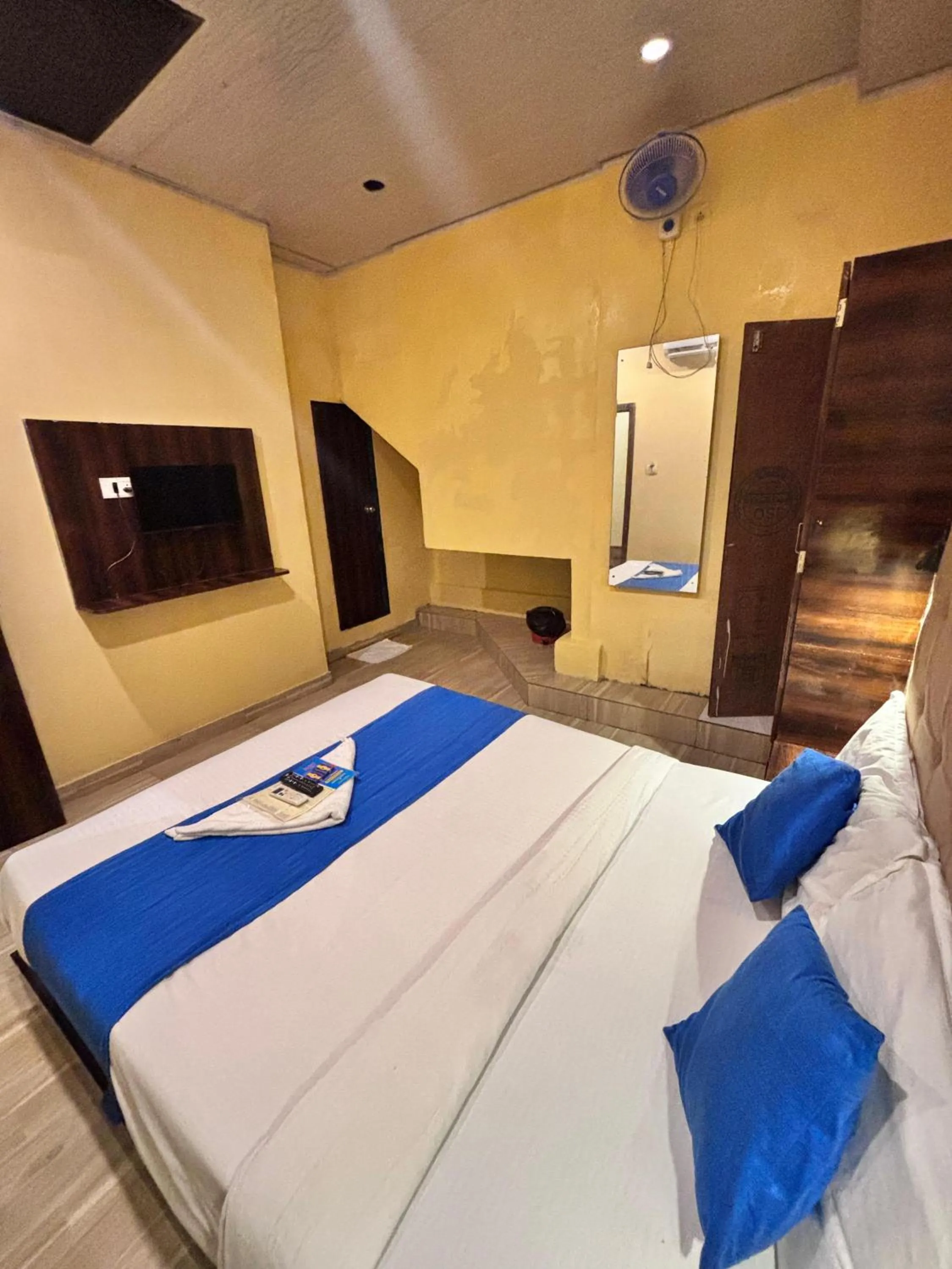 Bedroom, Bed in HOTEL SIGNATURE INN