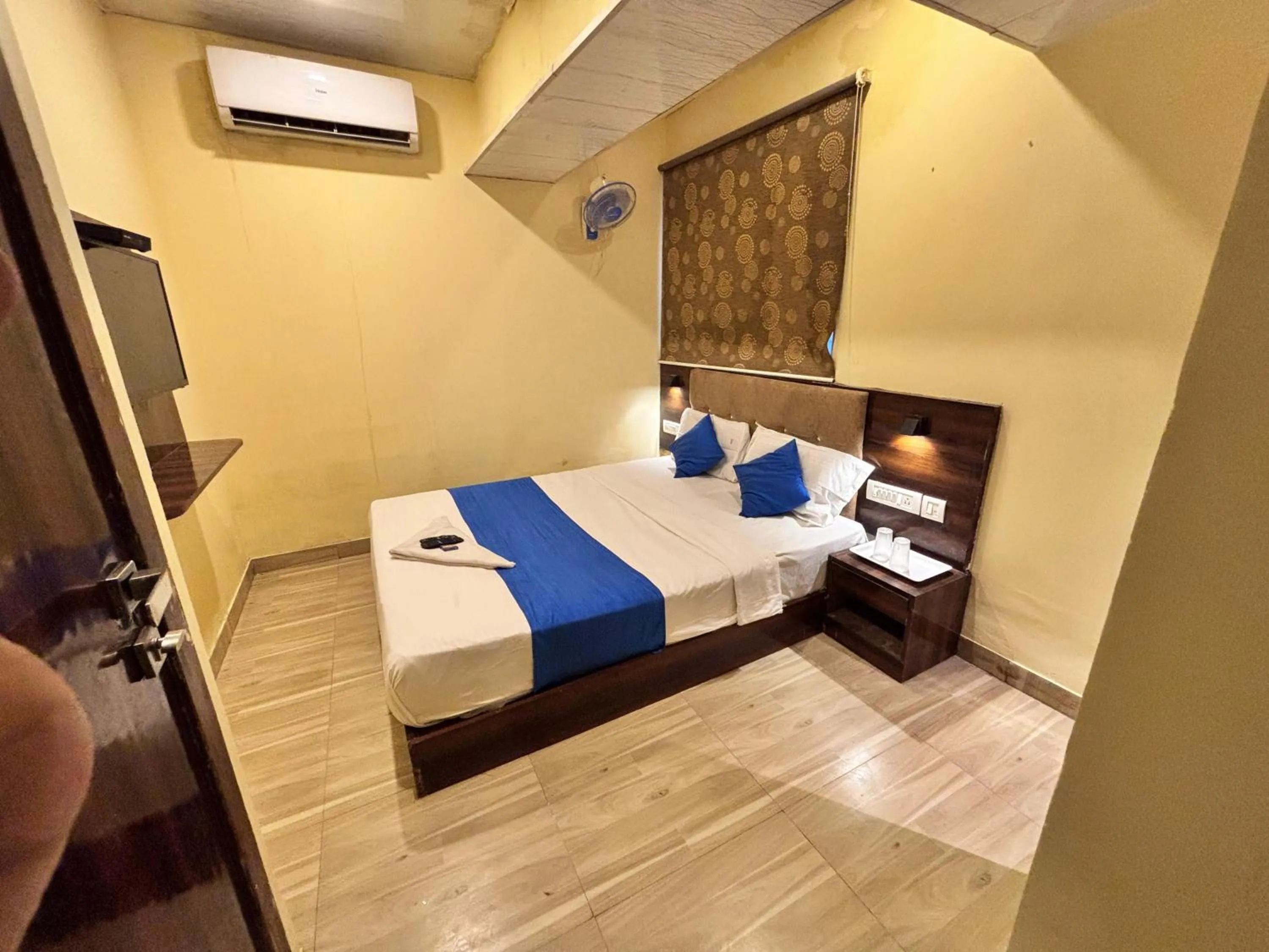 Bedroom, Bed in HOTEL SIGNATURE INN