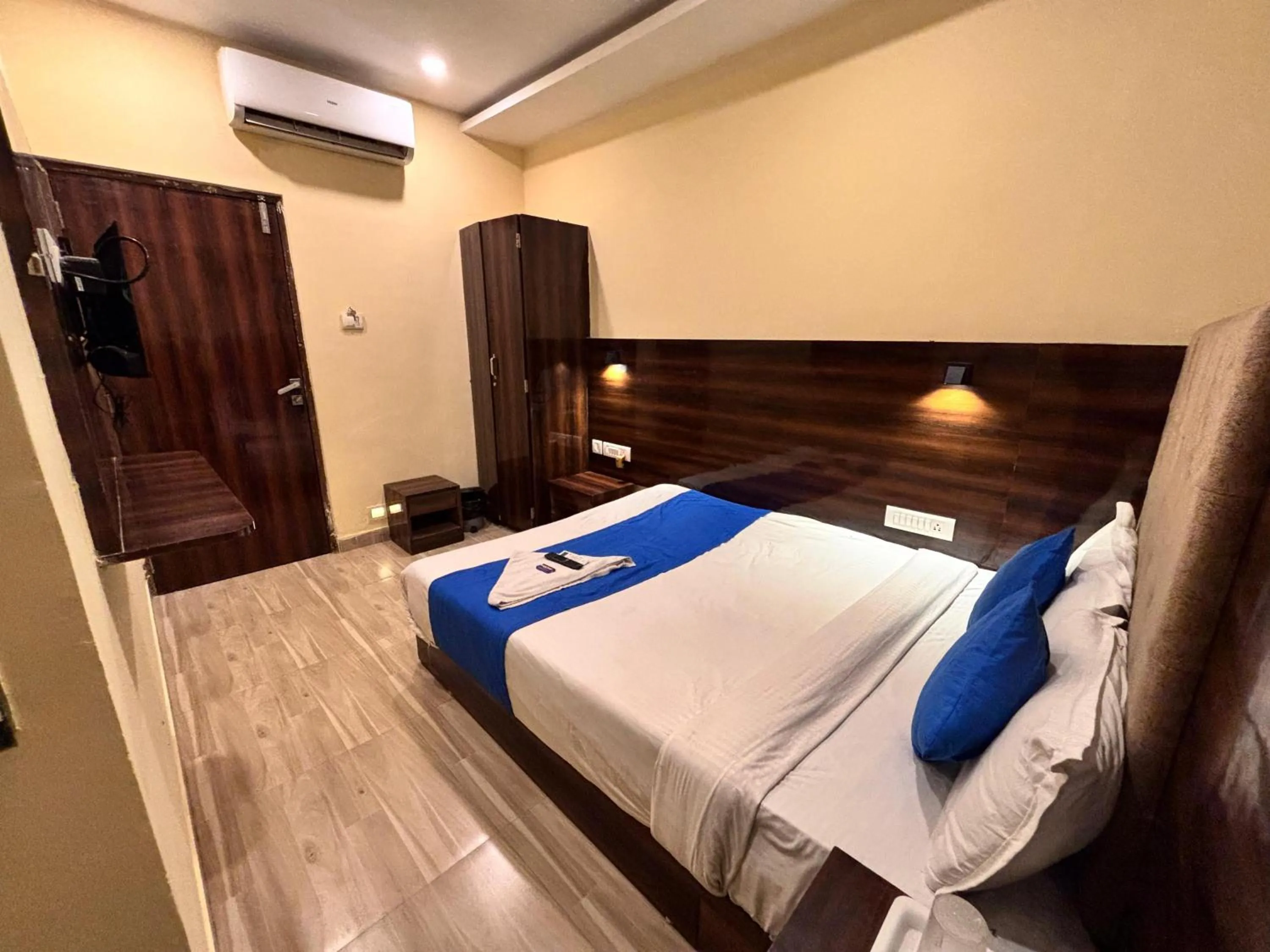 Bedroom, Bed in HOTEL SIGNATURE INN