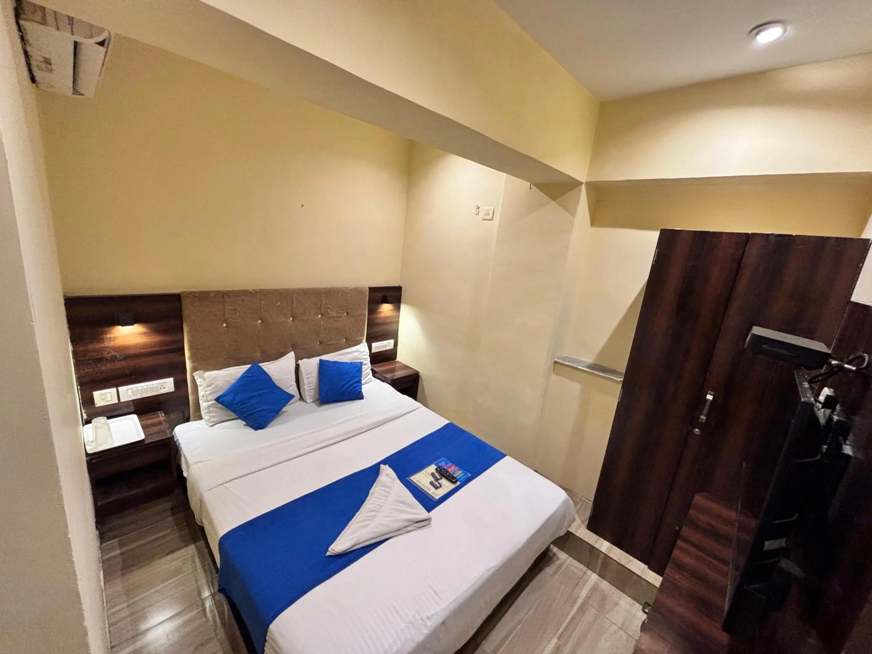 Bedroom, Bed in HOTEL SIGNATURE INN