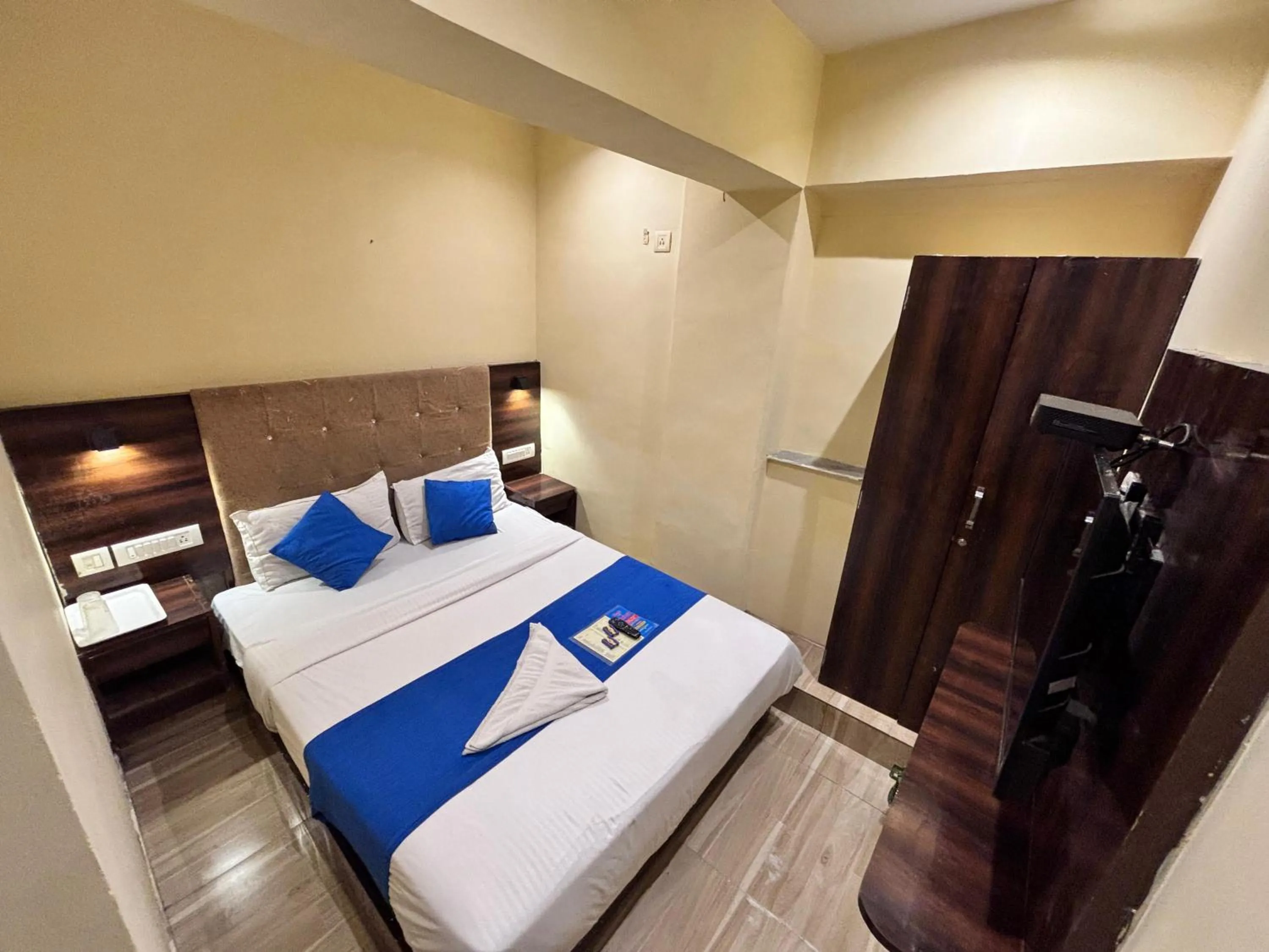 Bedroom, Bed in HOTEL SIGNATURE INN