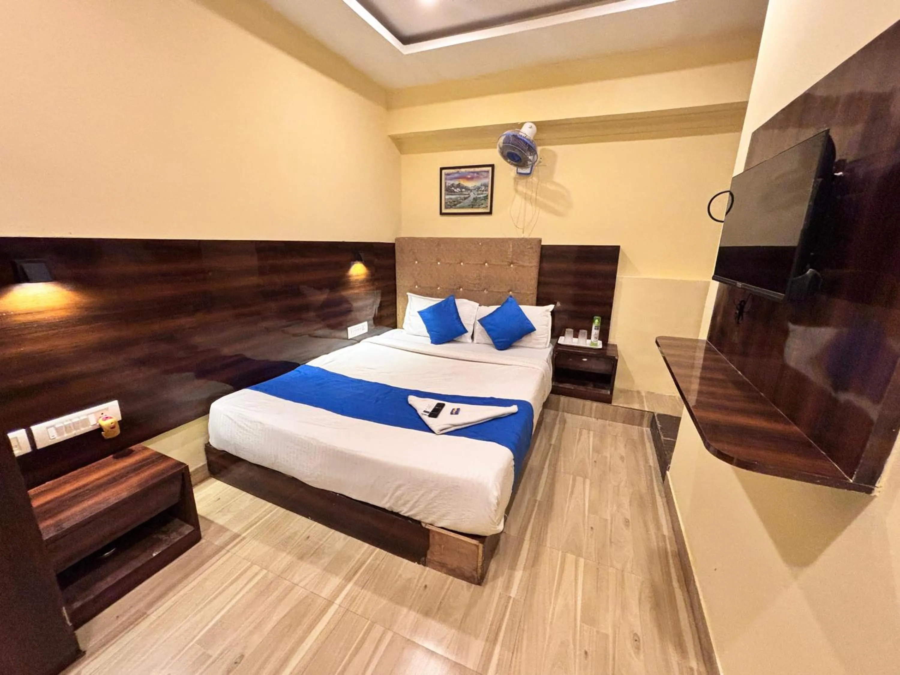 Bedroom, Bed in HOTEL SIGNATURE INN