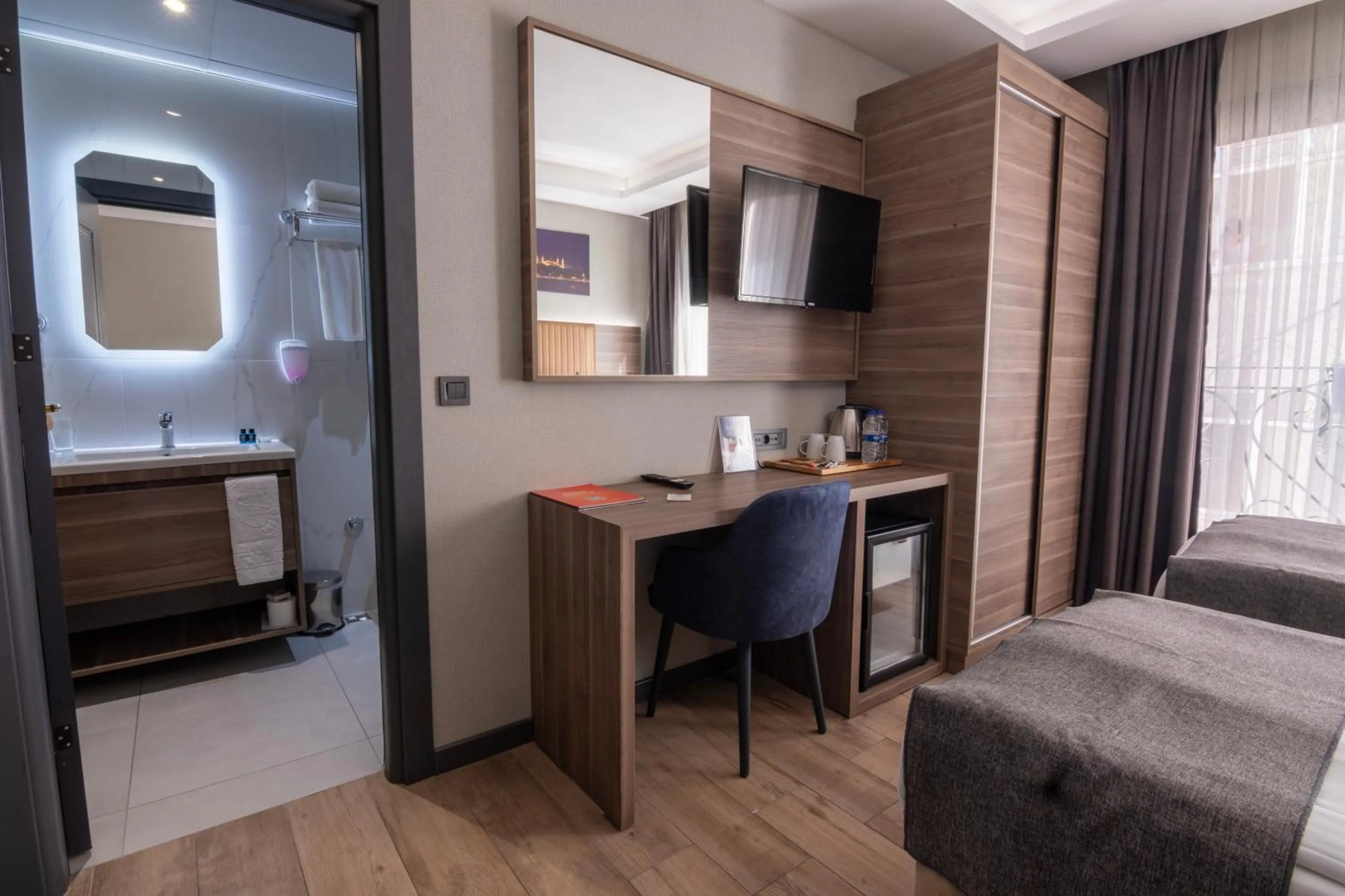 Shower, Bed in The Omiya Hotel