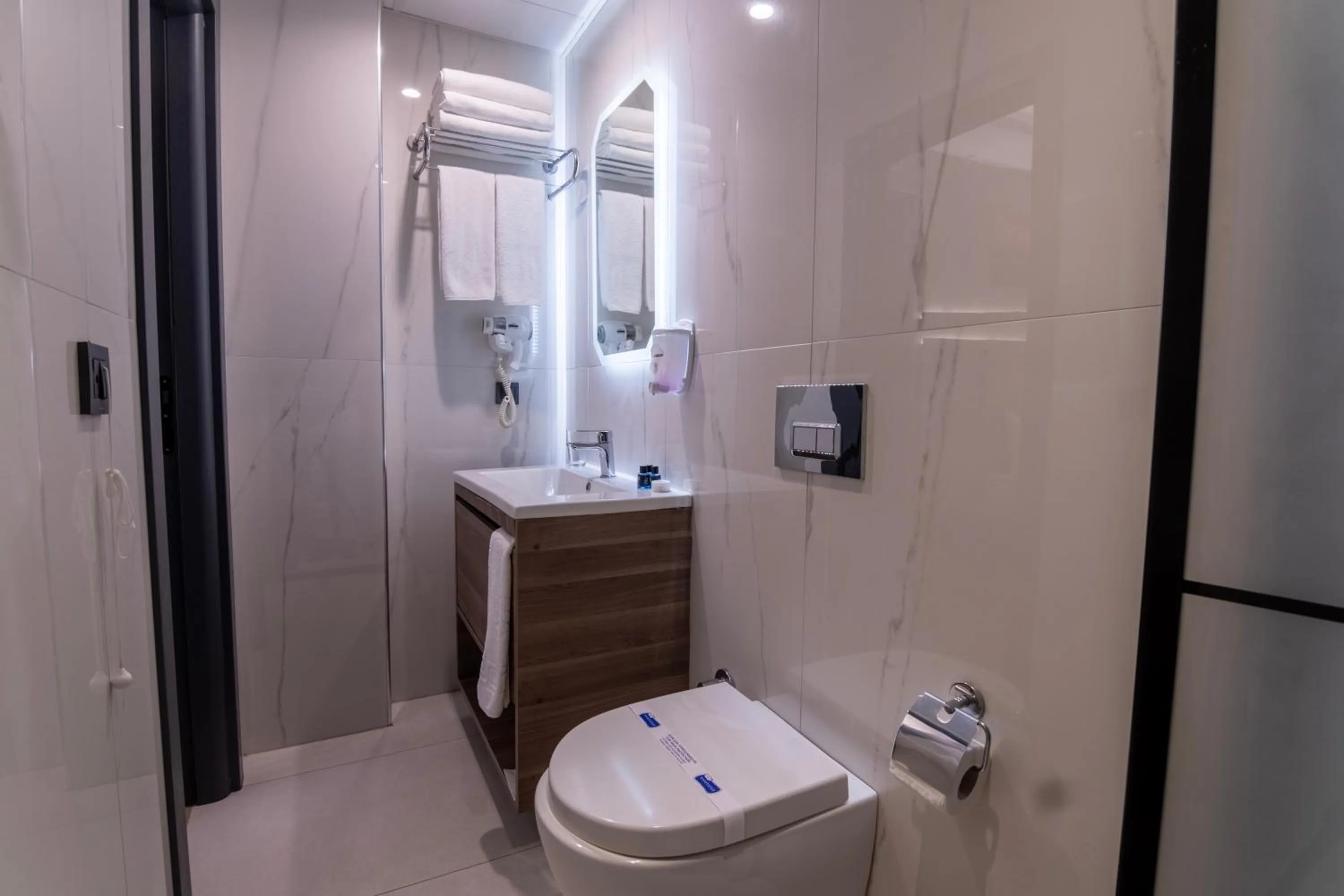 Shower in The Omiya Hotel