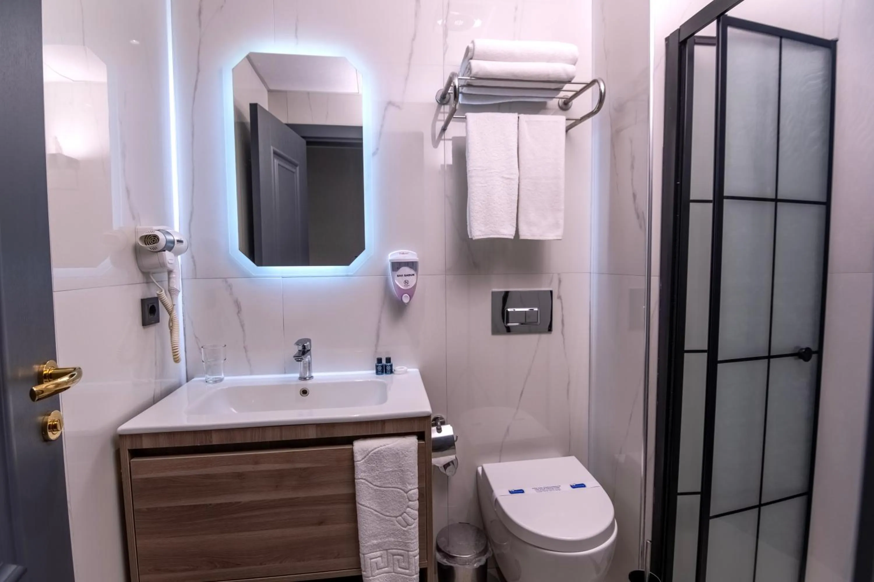 Shower in The Omiya Hotel