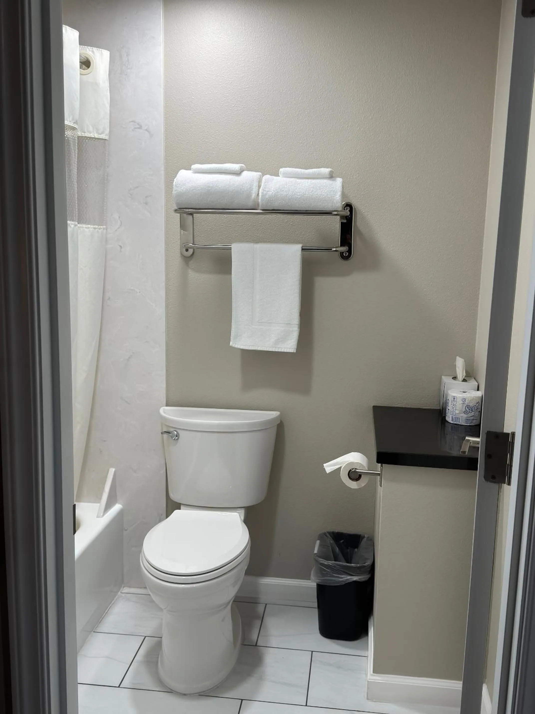 Toilet in Royal Inn Eugene- Airport