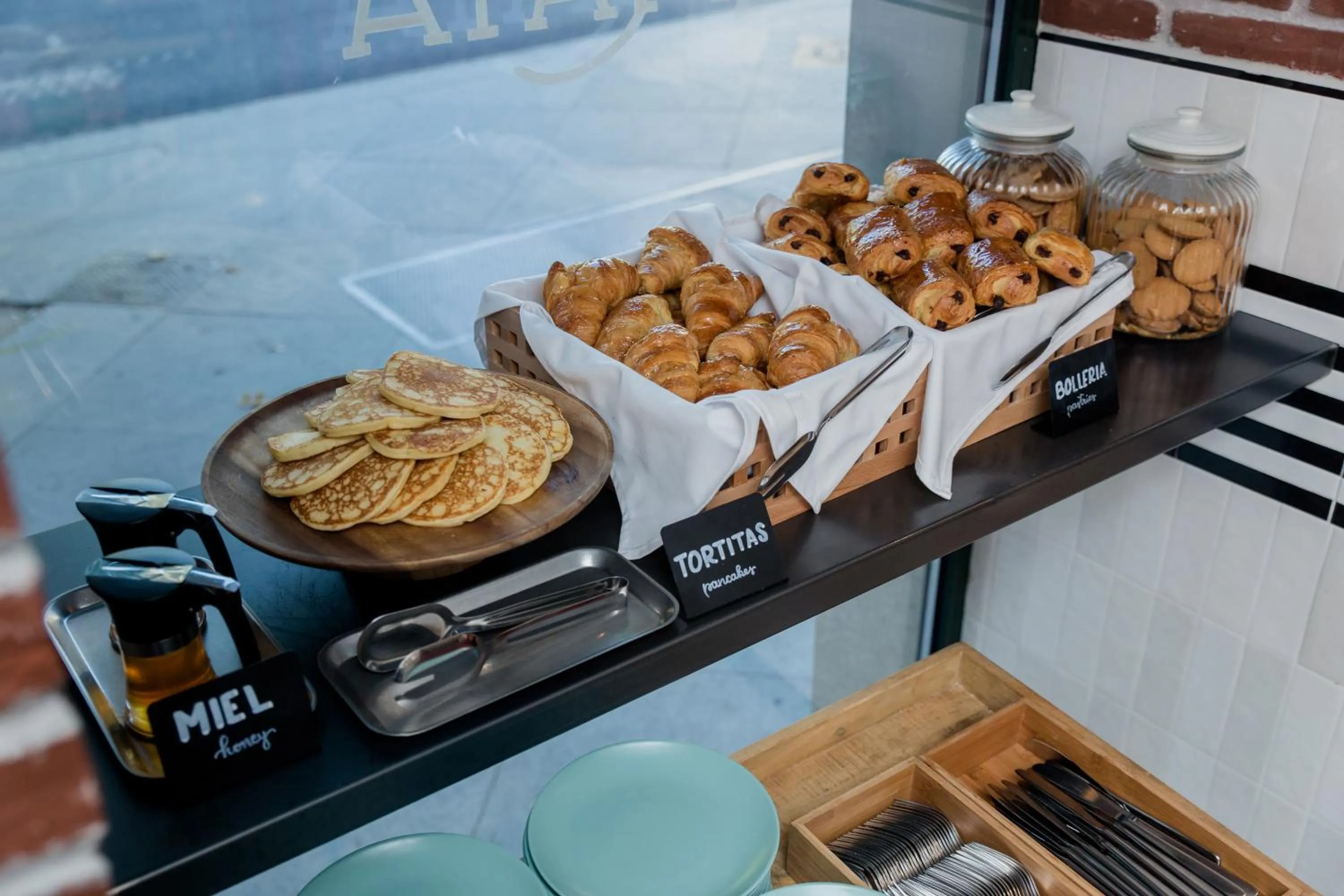 Restaurant/places to eat in LATROUPE Prado Hostel