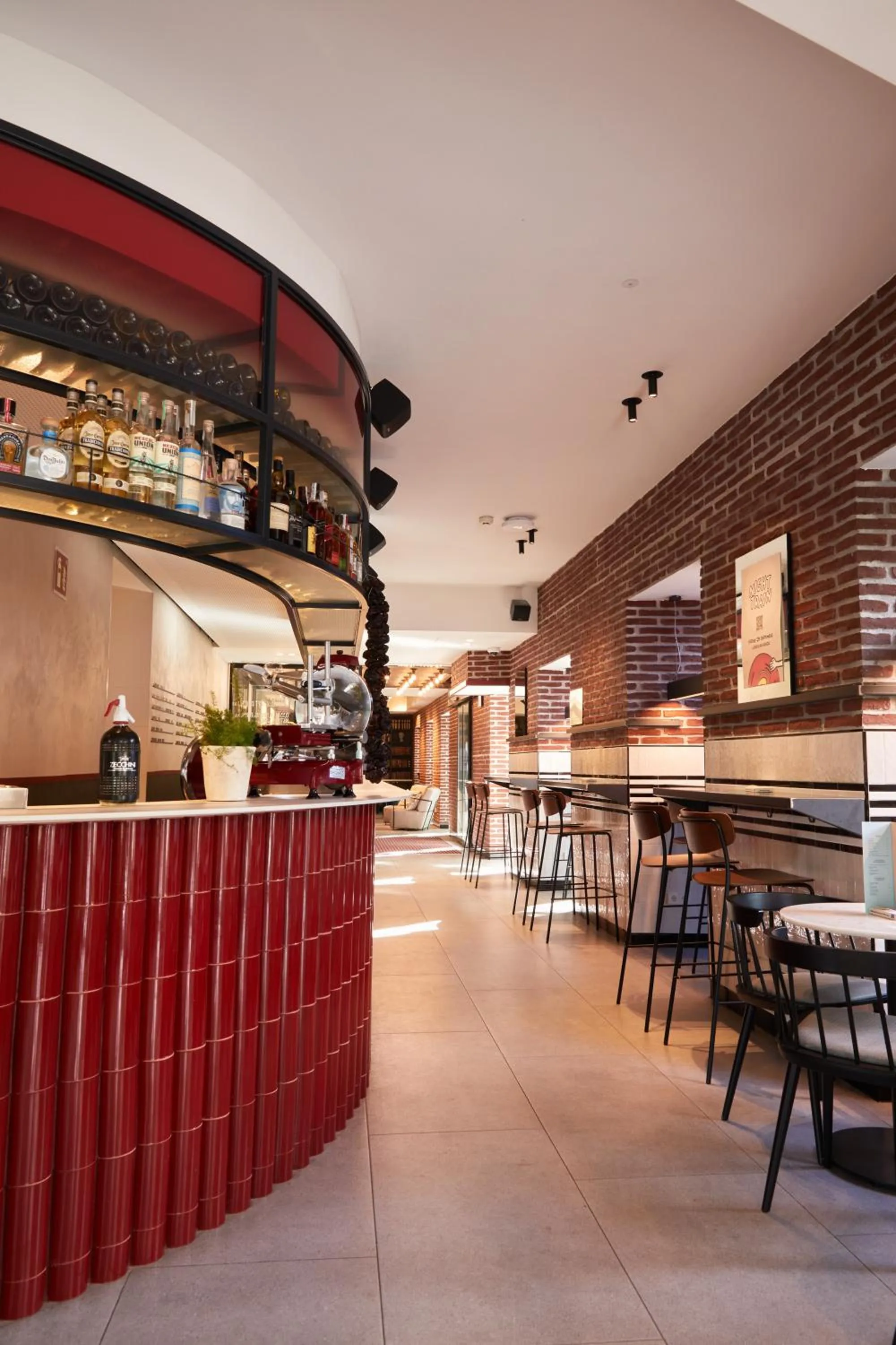 Restaurant/places to eat in LATROUPE Prado Hostel