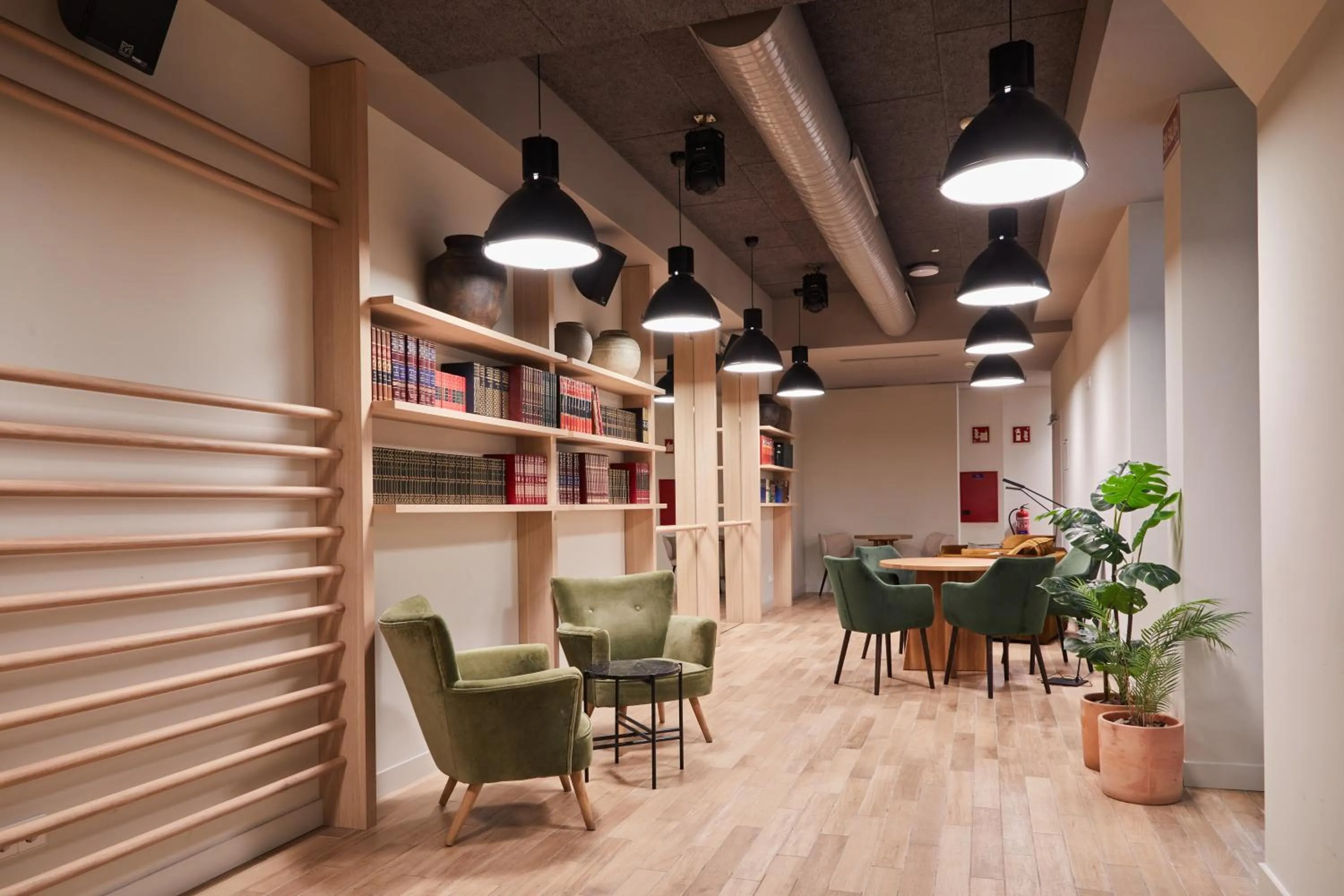 Nightclub / DJ in LATROUPE Prado Hostel