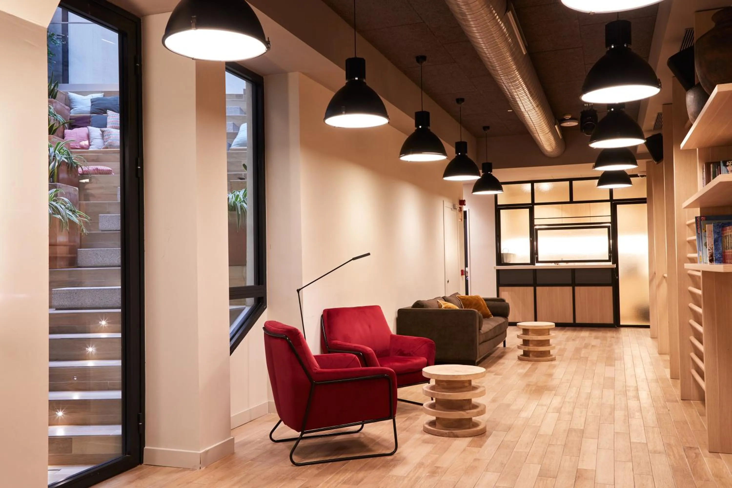 Nightclub / DJ in LATROUPE Prado Hostel