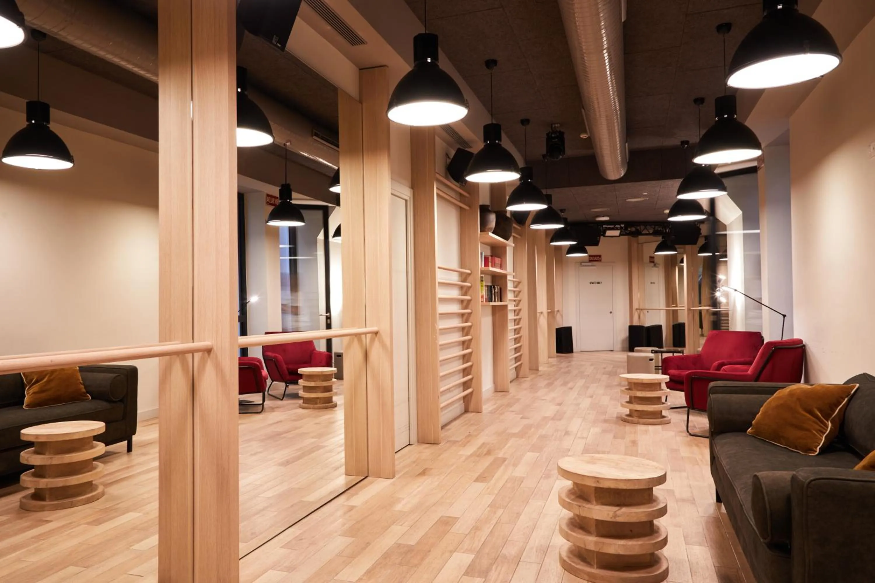 Nightclub / DJ in LATROUPE Prado Hostel