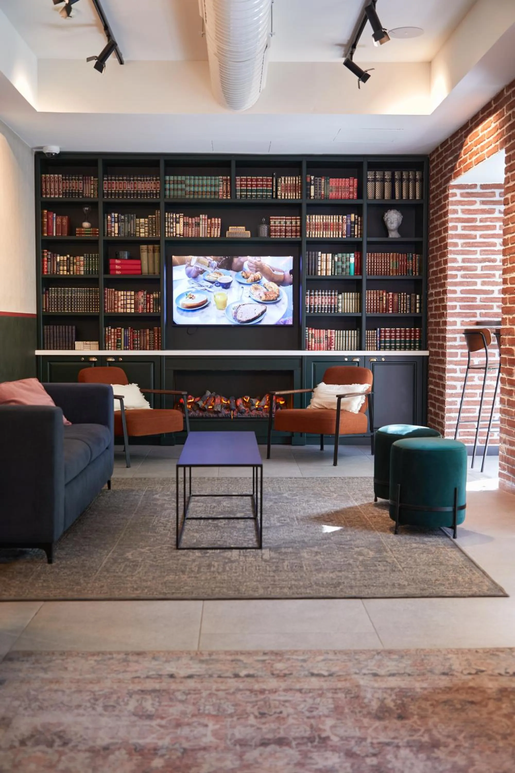 Library in LATROUPE Prado Hostel