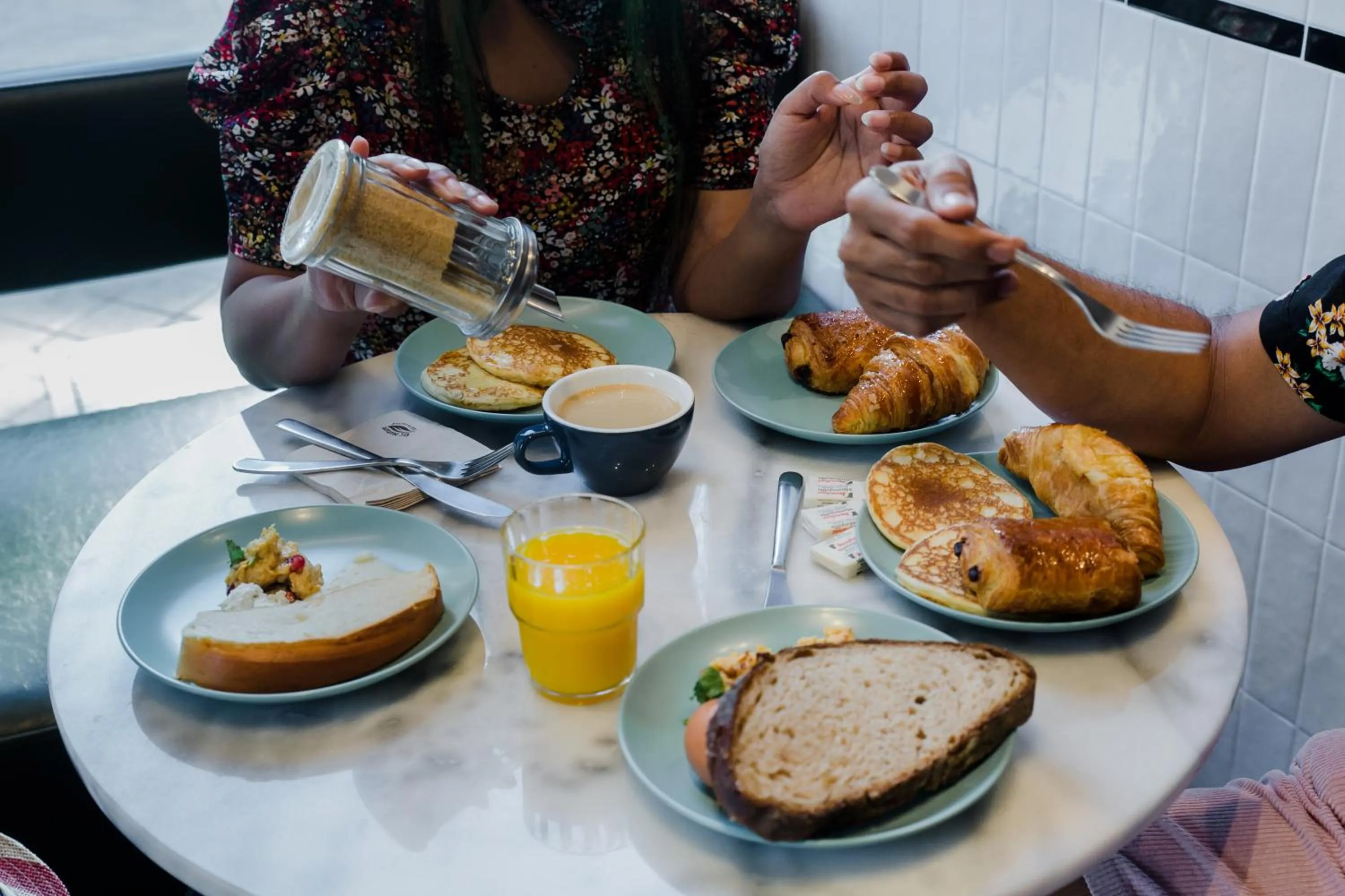 Restaurant/places to eat in LATROUPE Prado Hostel