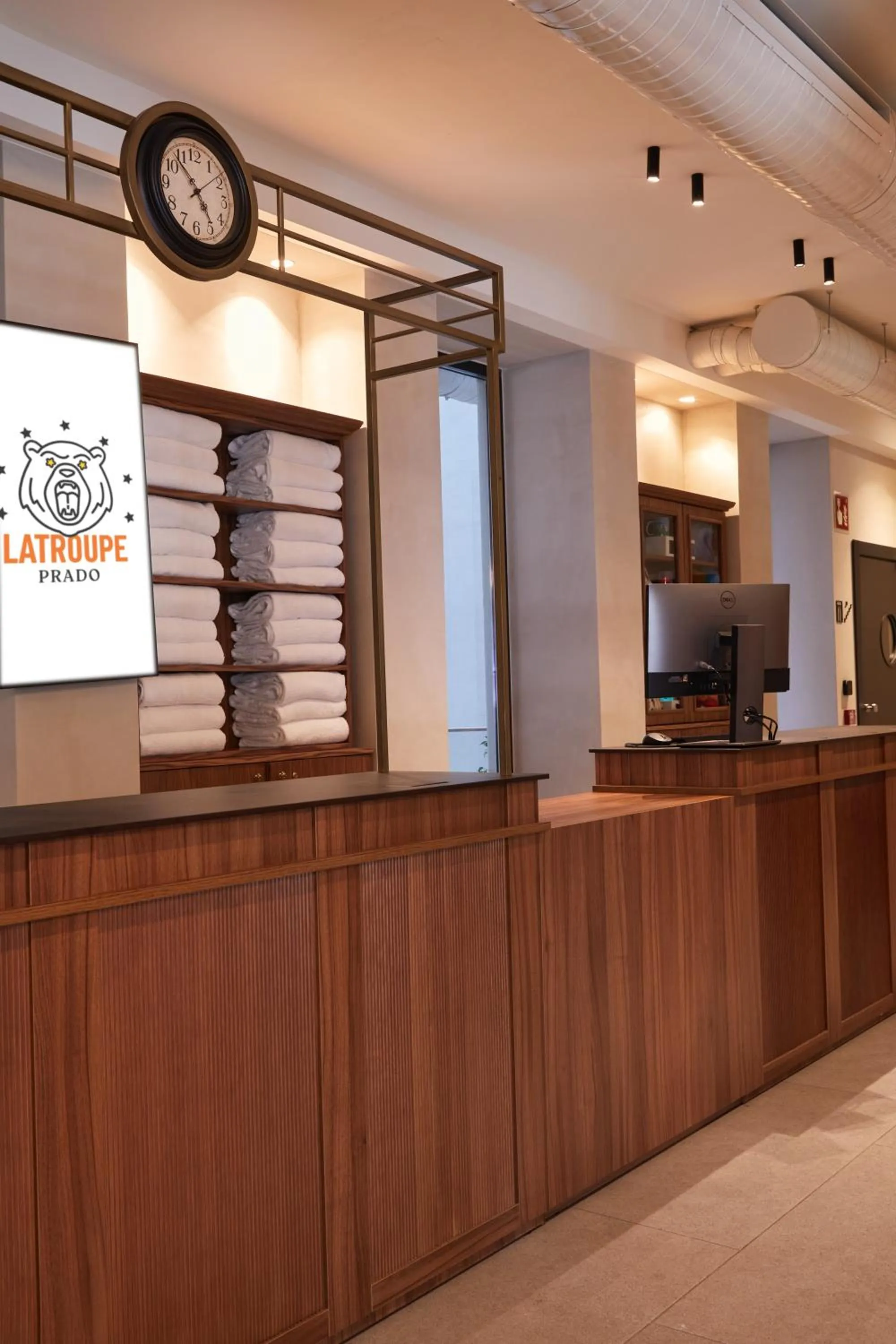 Lobby or reception in LATROUPE Prado Hostel